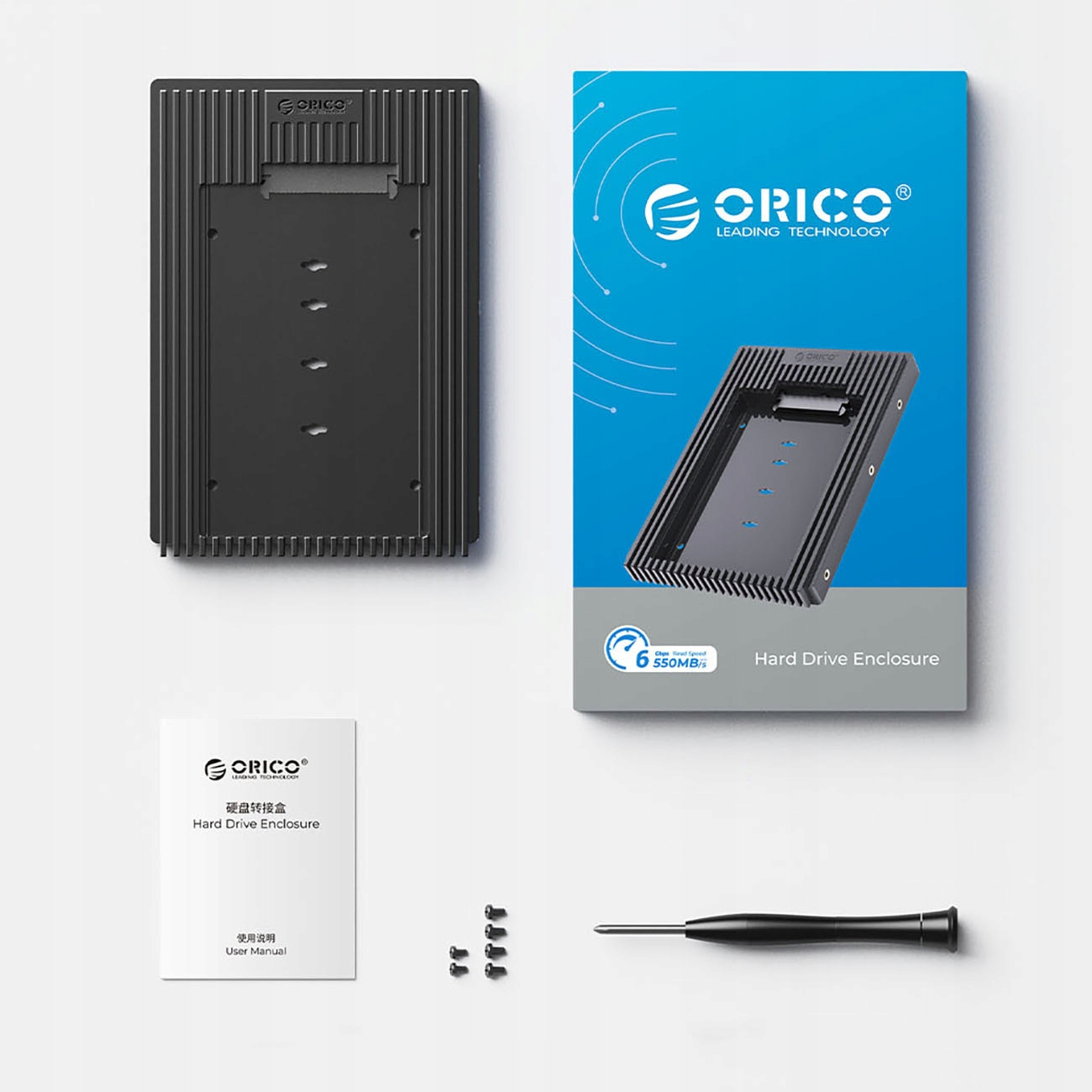 Zestaw obudowy dysku twardego z pudełkiem, instrukcją, śrubokrętem i śrubami. Wszystko jest czarno-białe.