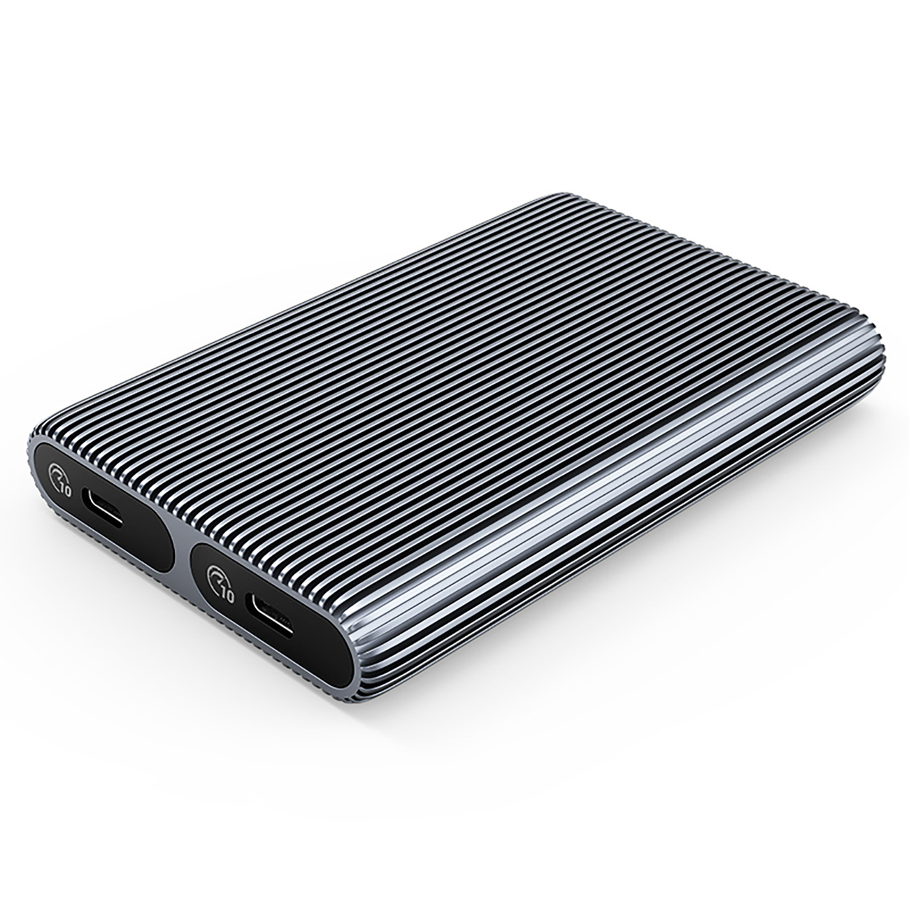 Power bank argento e nero a coste. Sono visibili due porte USB-C. Il dispositivo è isolato su sfondo bianco.
