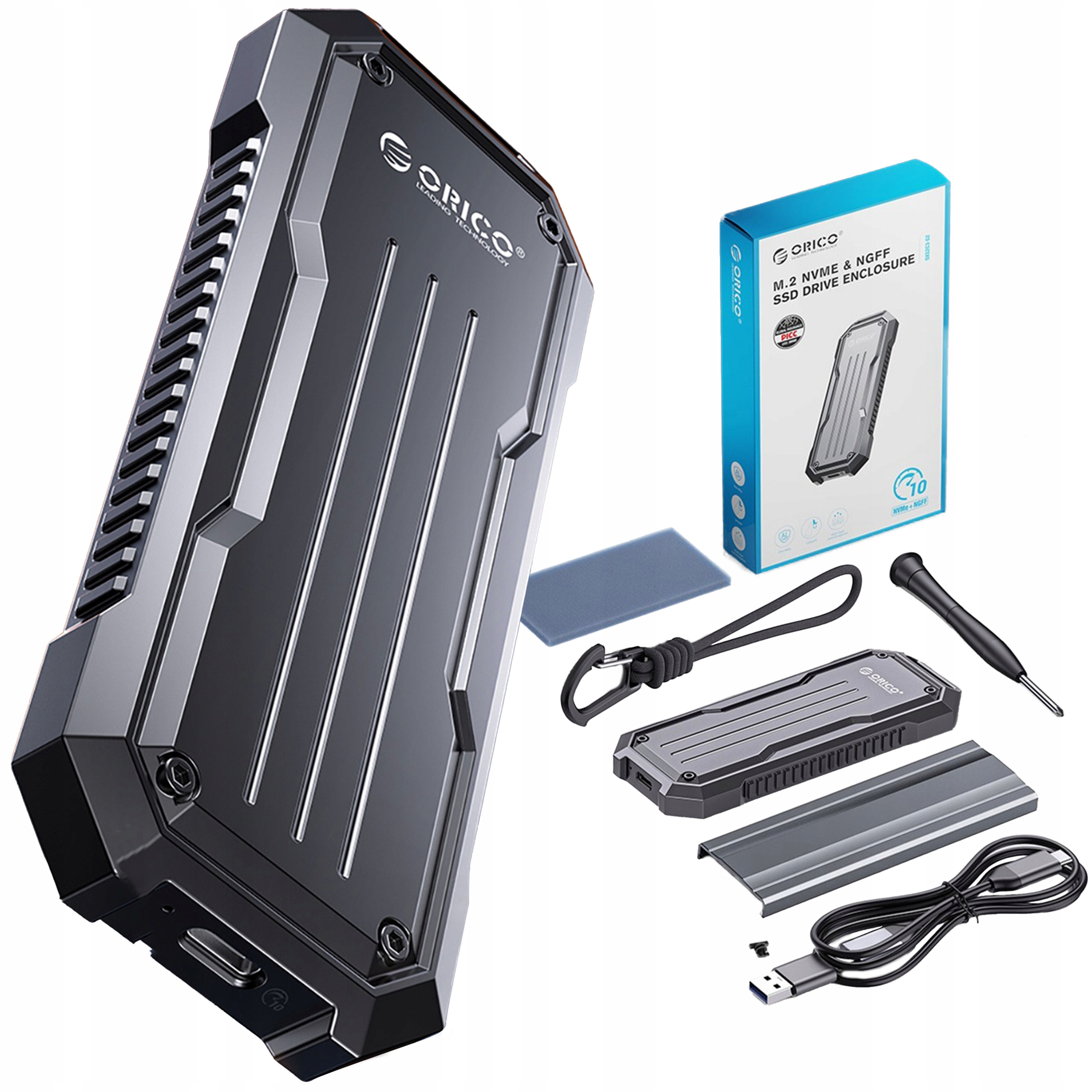 Czarna obudowa dysku twardego i akcesoria. Pokazano pudełko, śrubokręt i kabel USB. Białe tło.