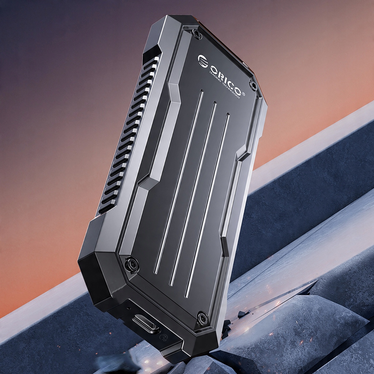 Czarny zewnętrzny dysk twardy o teksturowanej powierzchni.