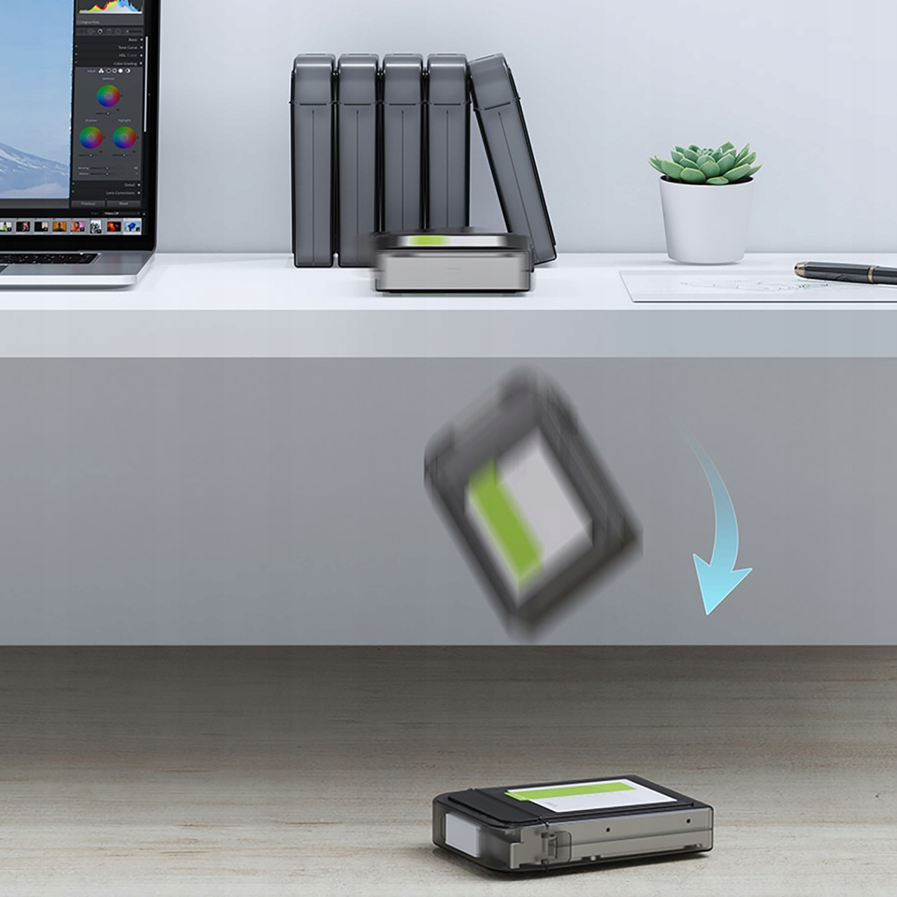 Dyski SSD w obudowach na półce. Jeden spada.