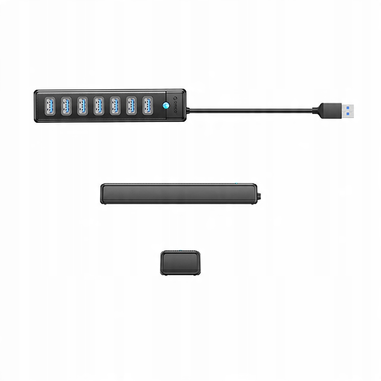 Hub USB z siedmioma portami oraz oddzielny adapter i mały czarny adapter. Wszystko na białym tle.