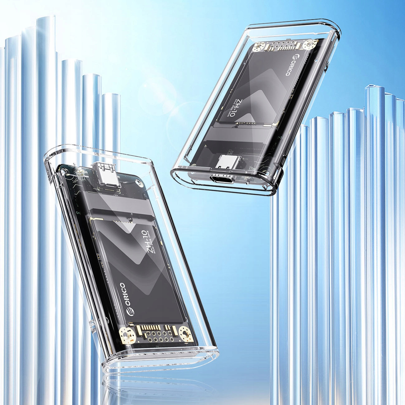 Dwie przezroczyste obudowy z czarnym wnętrzem, ustawione pod kątem na niebieskim tle.