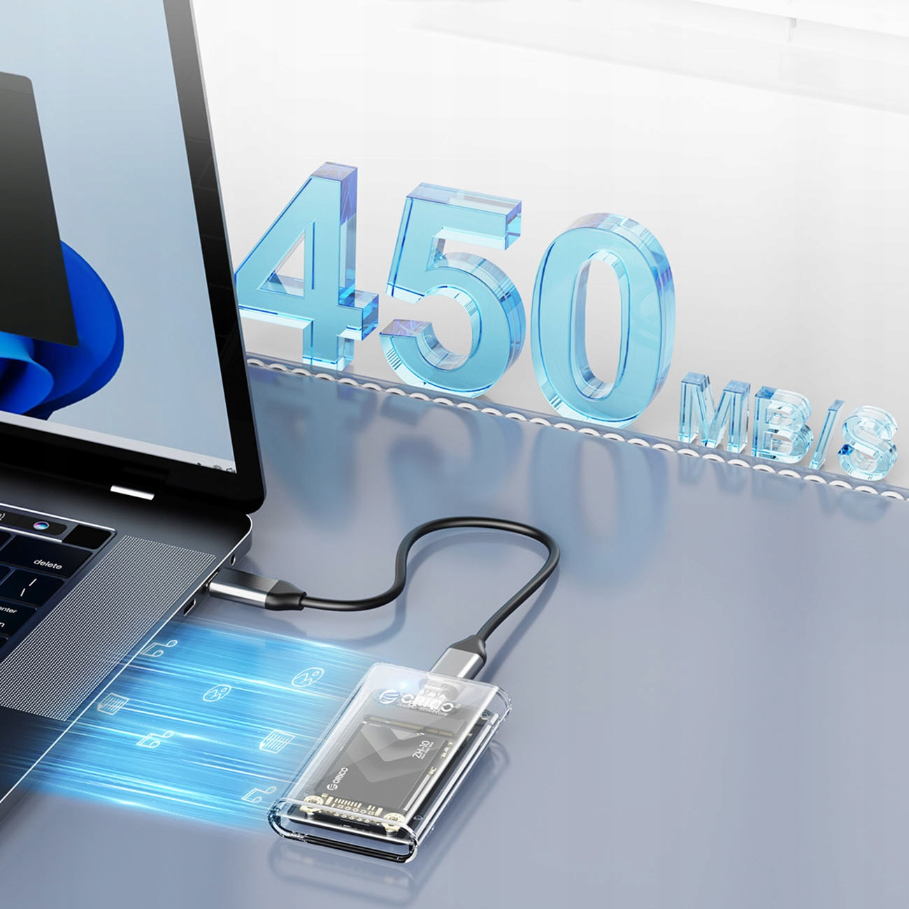 Laptop z podłączoną przezroczystą obudową wyświetlającą grafikę transferu danych.