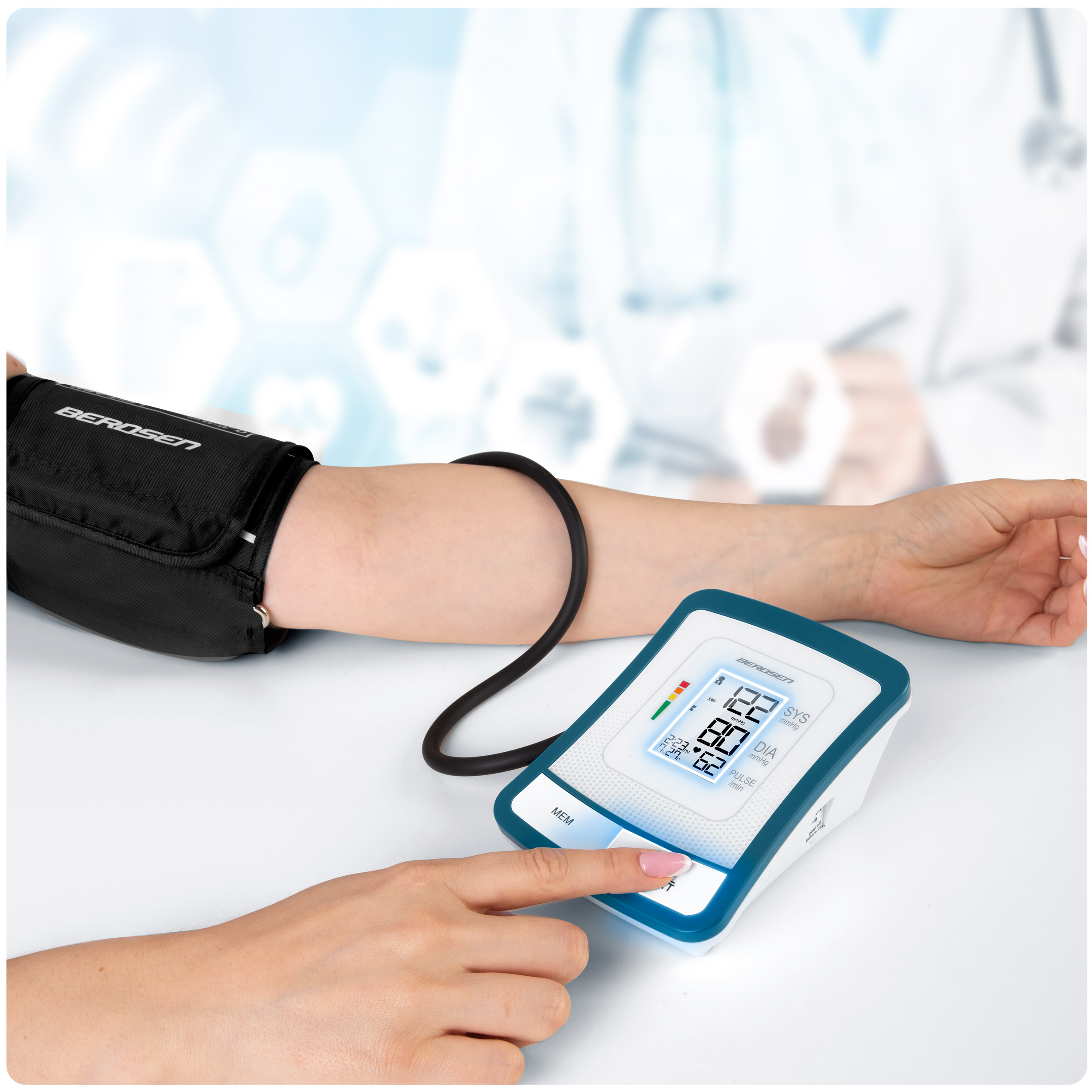 Ramię osoby ma mankiet do mierzenia ciśnienia krwi. Ręka naciska przycisk na urządzeniu.