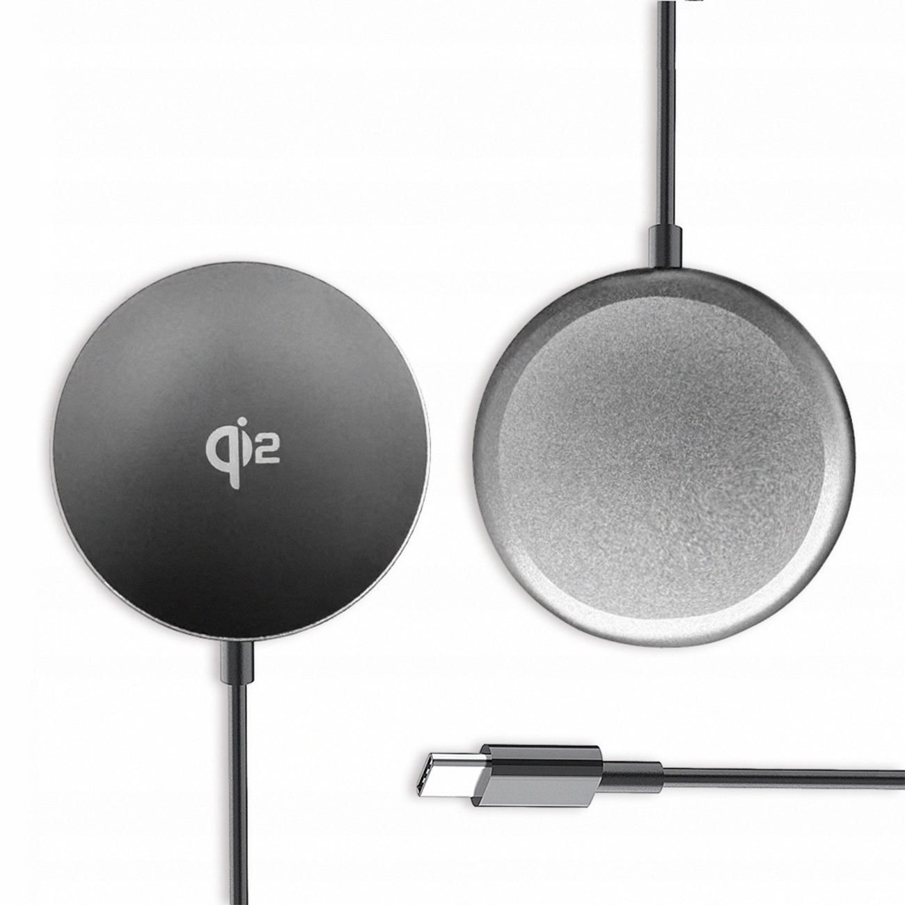 Dwie srebrne ładowarki bezprzewodowe Qi2 i kabel USB-C. Leżą na białej powierzchni.