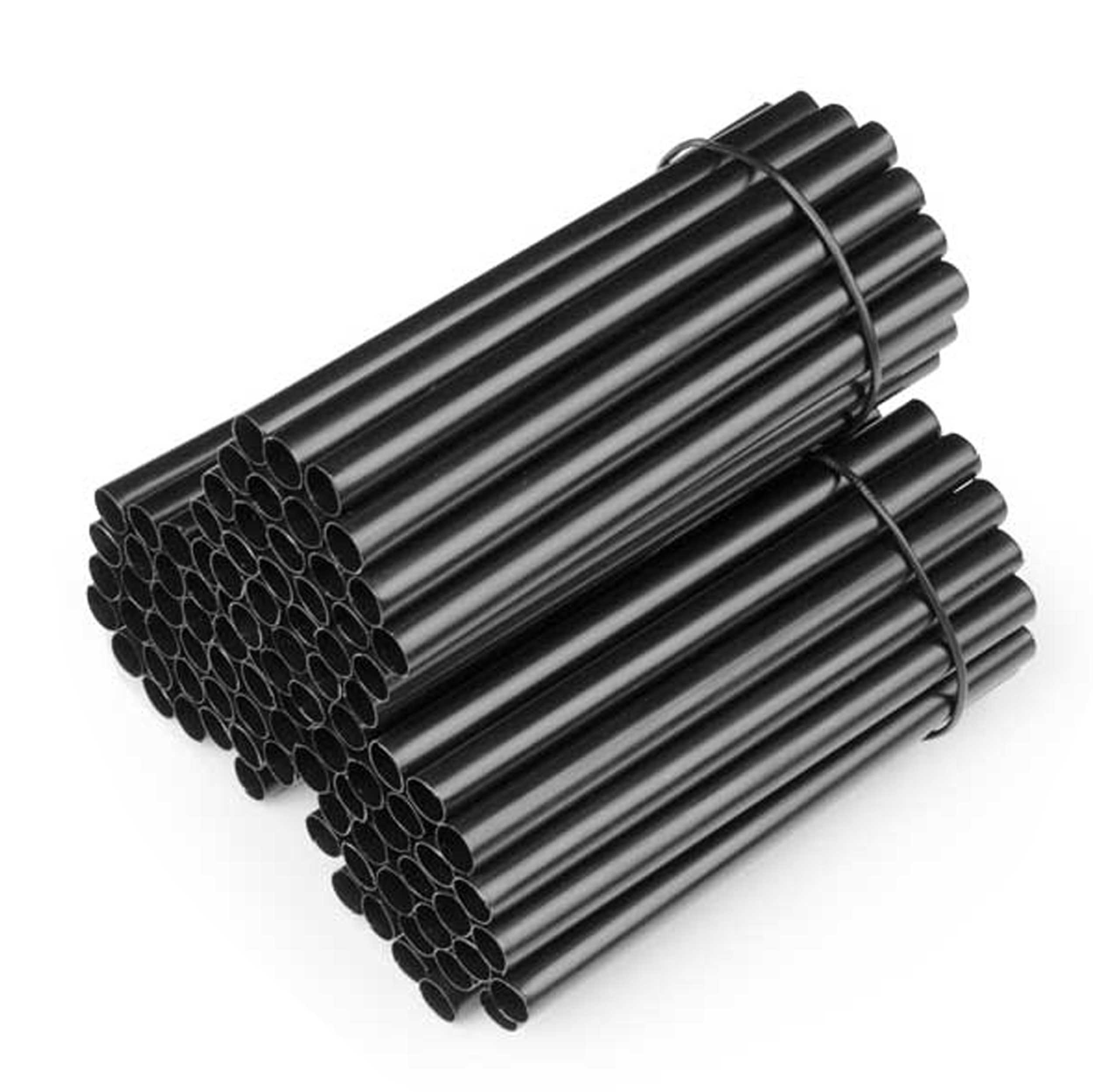 Paczka czarnych słomek, spiętych czarną taśmą. Są ciasno upakowane.