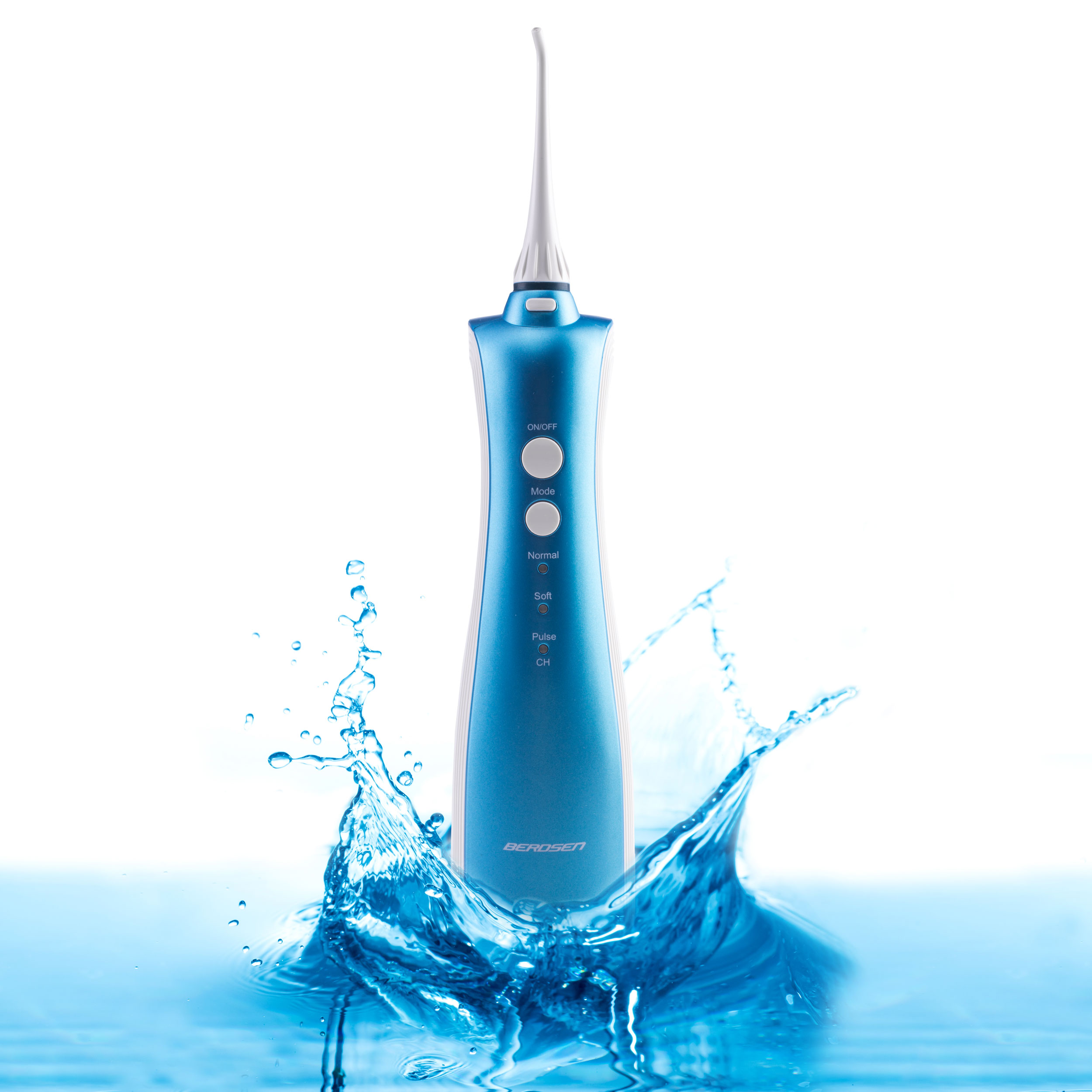 Niebieski i biały irygator z wodą rozpryskującą się wokół. Marka Berdsen.