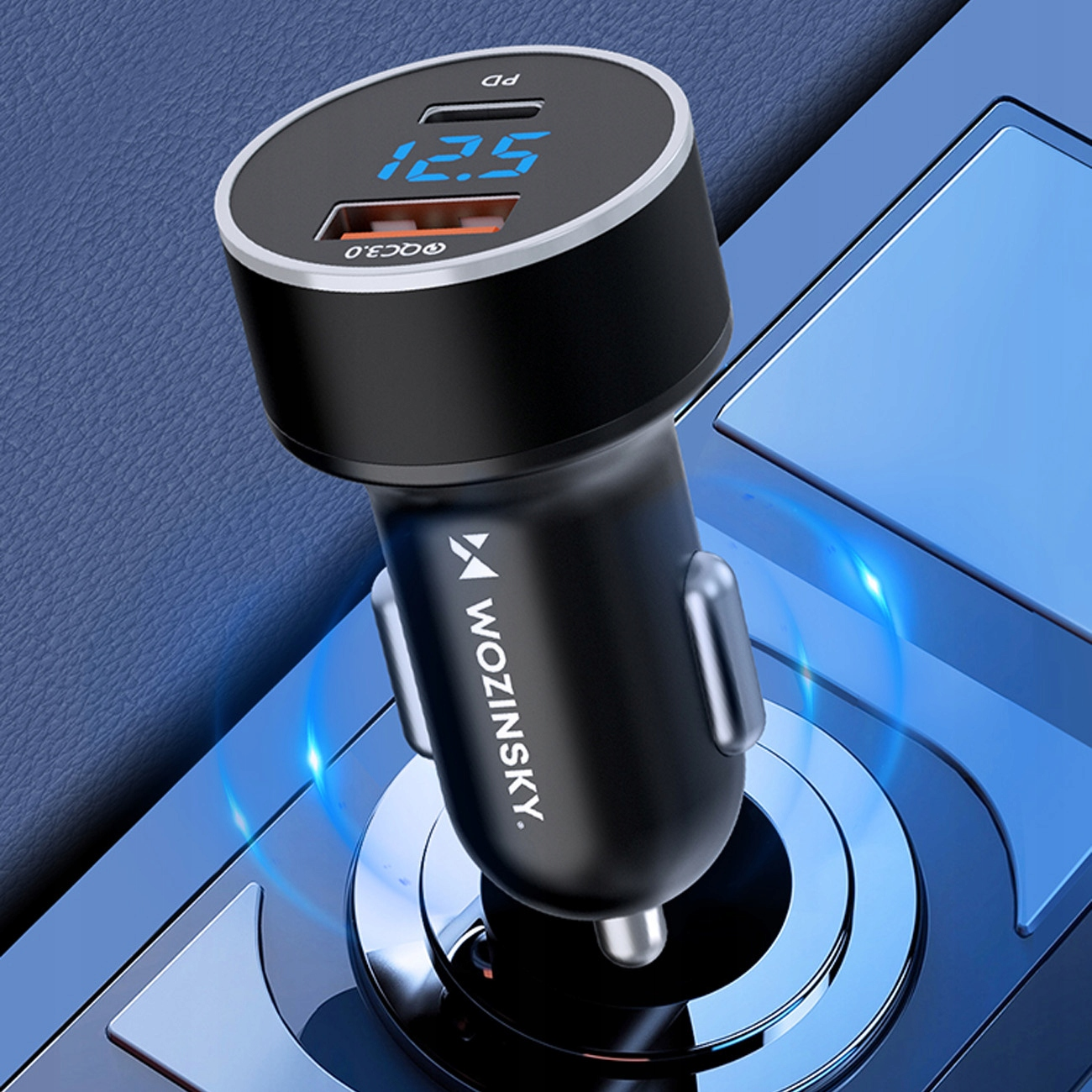 Czarna ładowarka samochodowa z cyfrowym wyświetlaczem napięcia. Marka to Wozinsky.