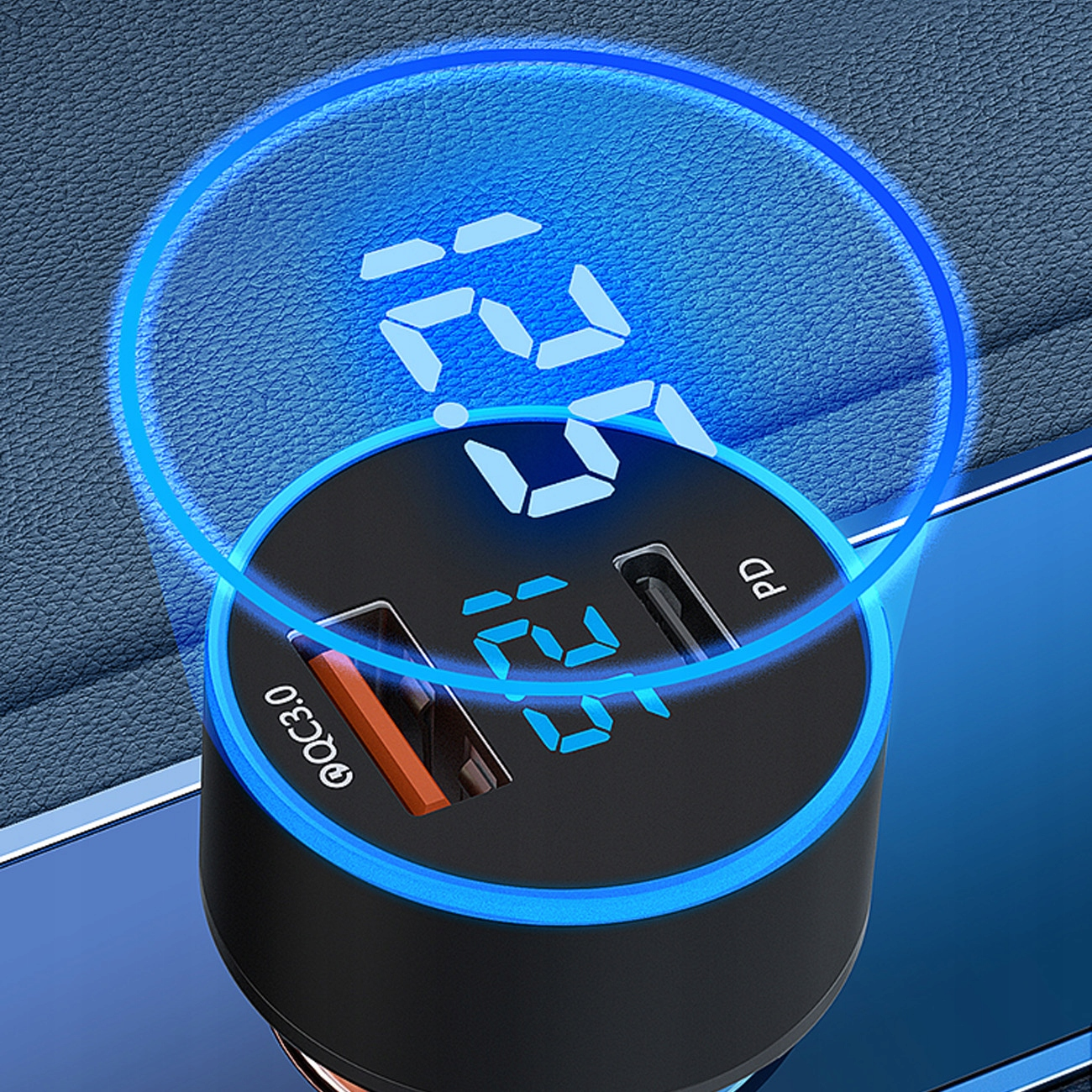 Czarna ładowarka samochodowa z dwoma portami USB, pokazująca niebieskie światło.