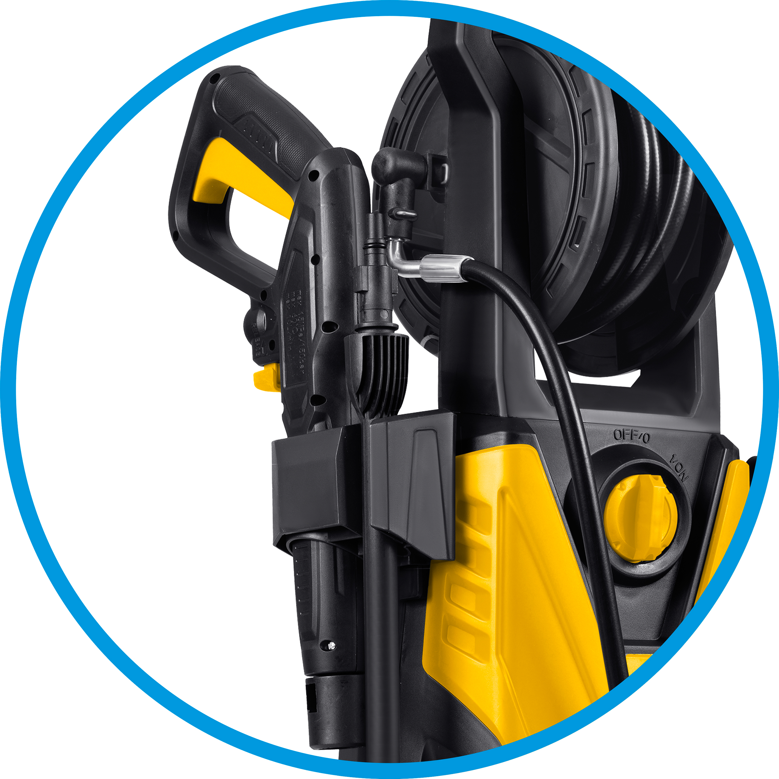 Zbliżenie żółto-czarnej myjki ciśnieniowej, obwiedzionej na niebiesko, na białym tle.