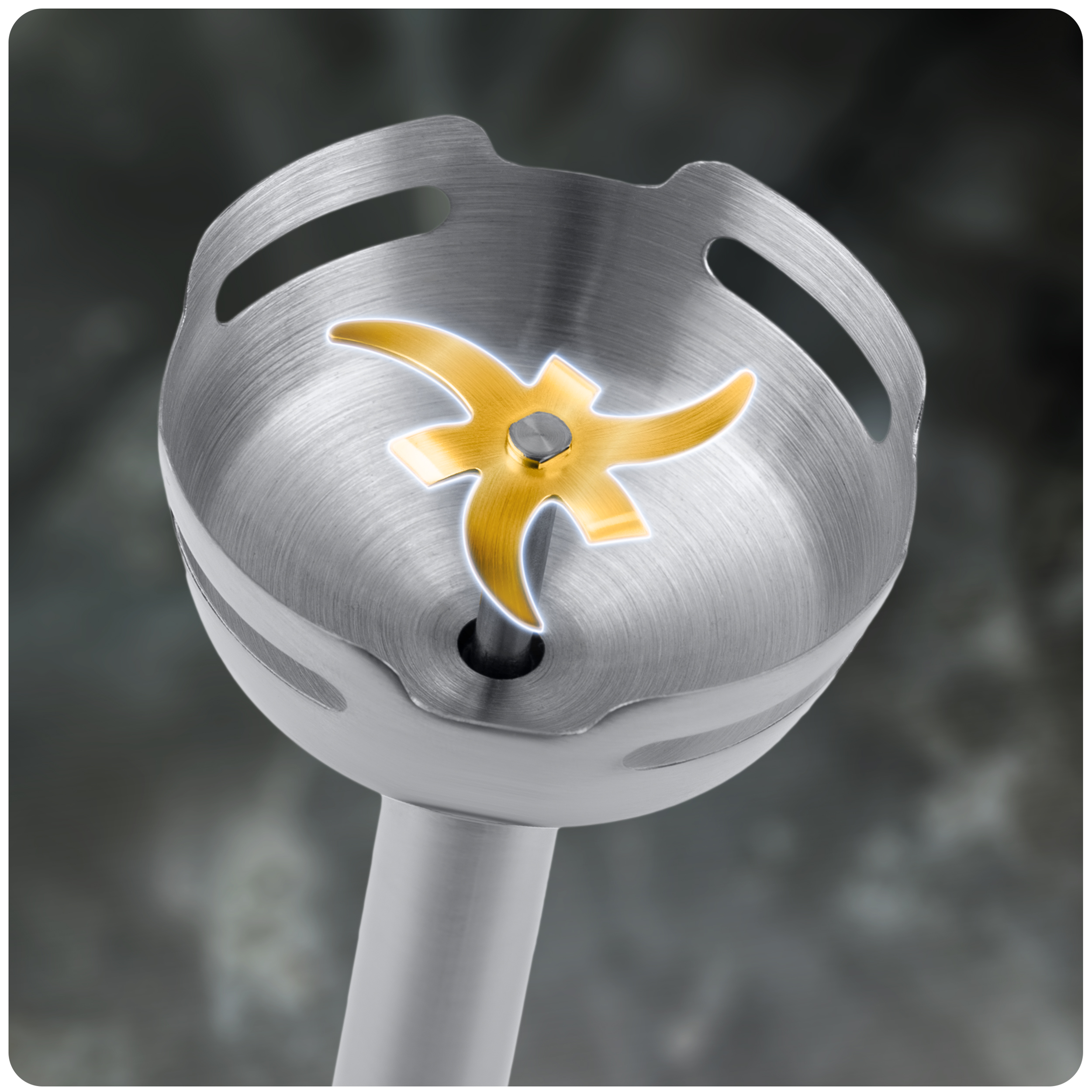 Srebrne i złote ostrze blendera ręcznego. Blender znajduje się na białym tle.