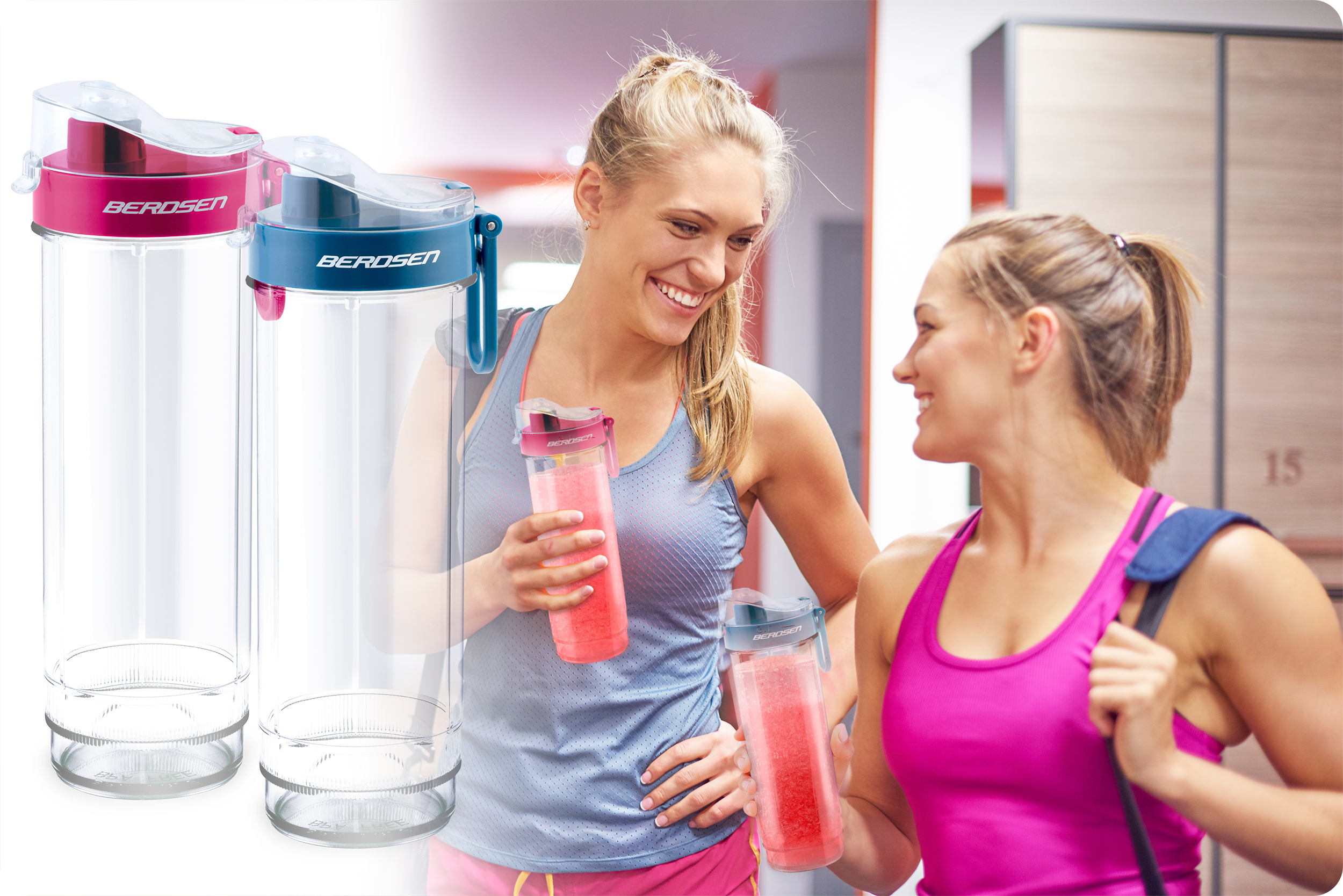 Dwie kobiety uśmiechają się, trzymając butelki z wodą. Butelki są przezroczyste z czerwonymi i niebieskimi zakrętkami. Marka to Berosen.