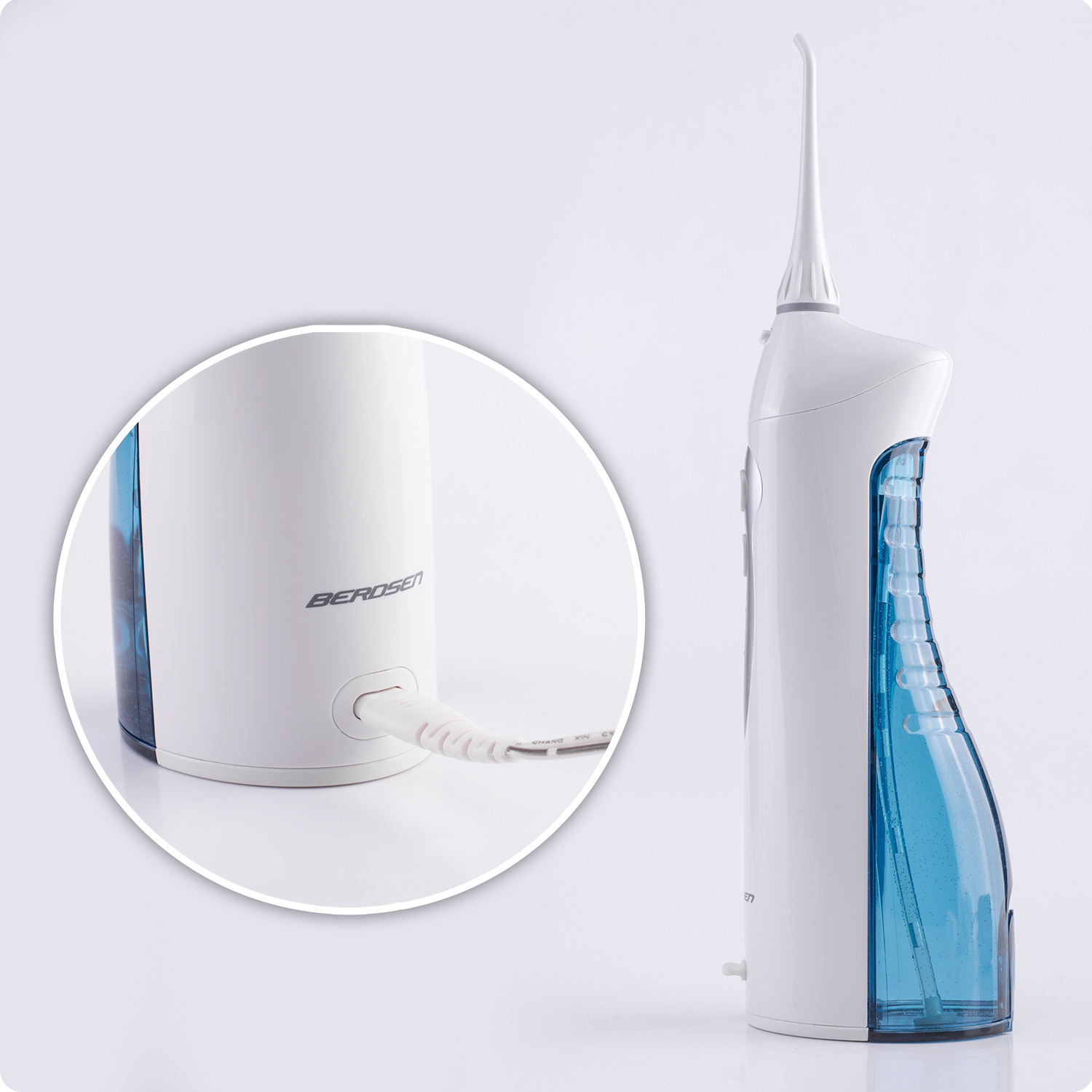 Biały irygator Berosen z zbliżeniem portu ładowania i białym tłem.