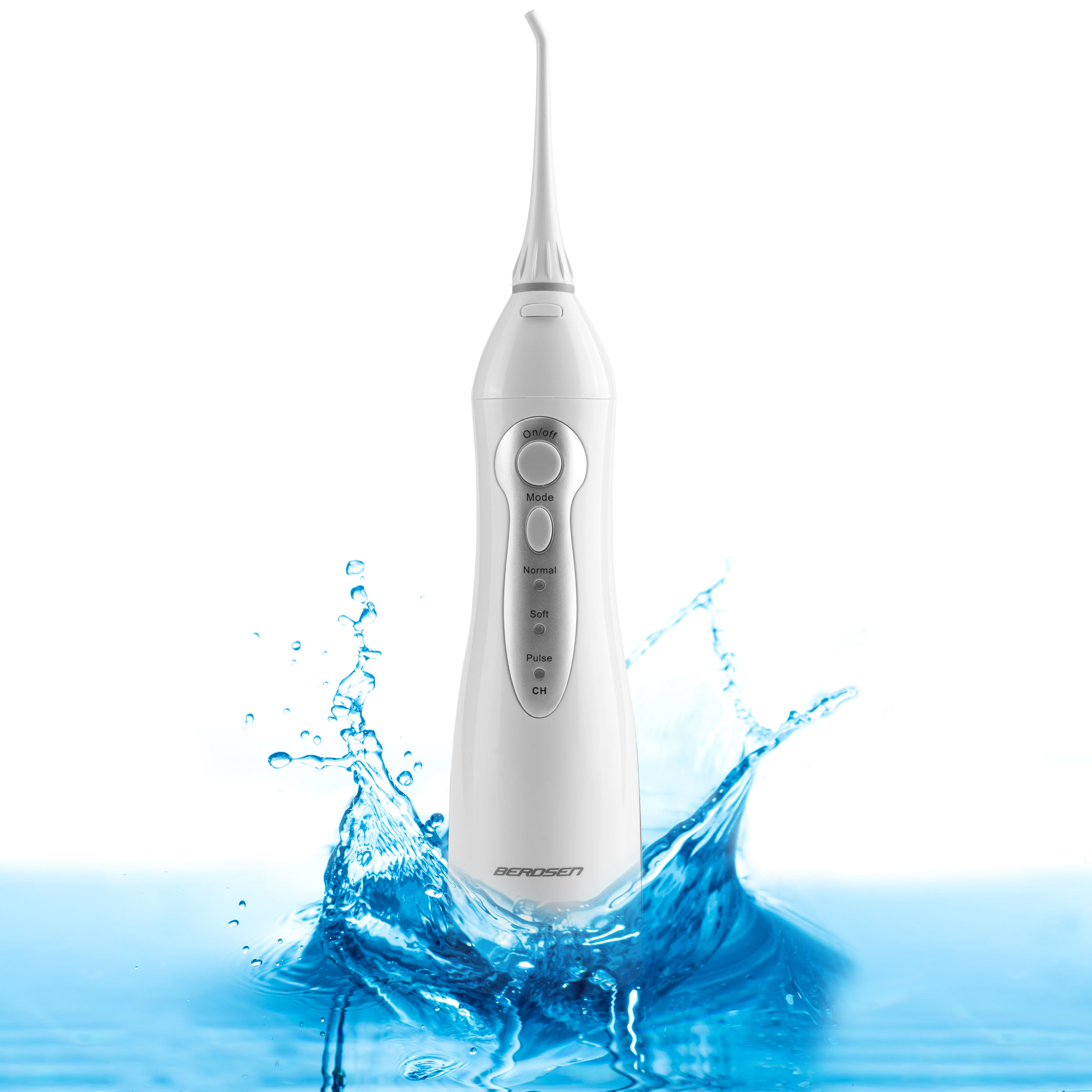 Biały irygator w wodzie. Urządzenie pluska w niebieskim basenie, białe tło.