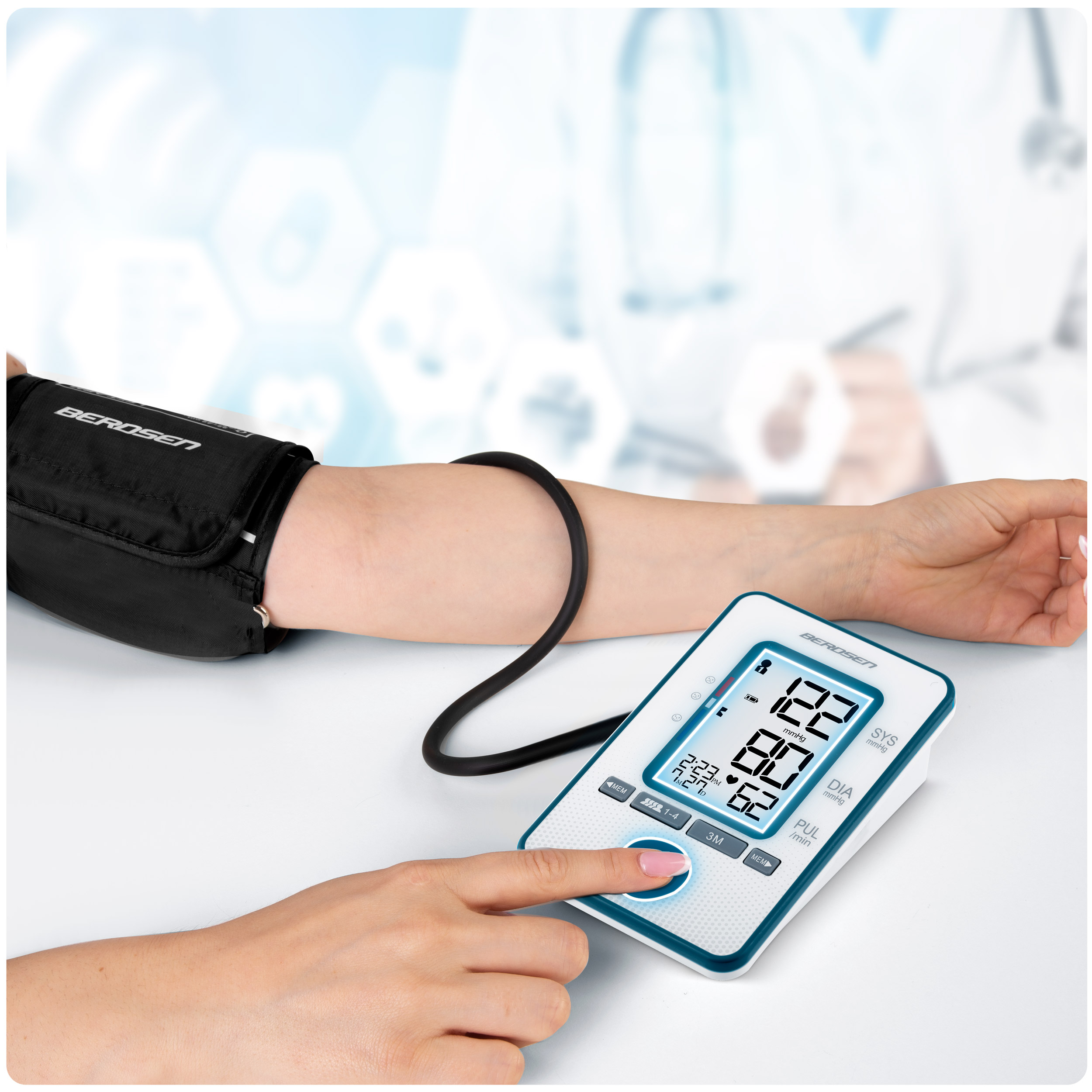 Osoba używa ciśnieniomierza. Wyświetlacz pokazuje 122/80 i puls 62. Tło jest rozmyte.