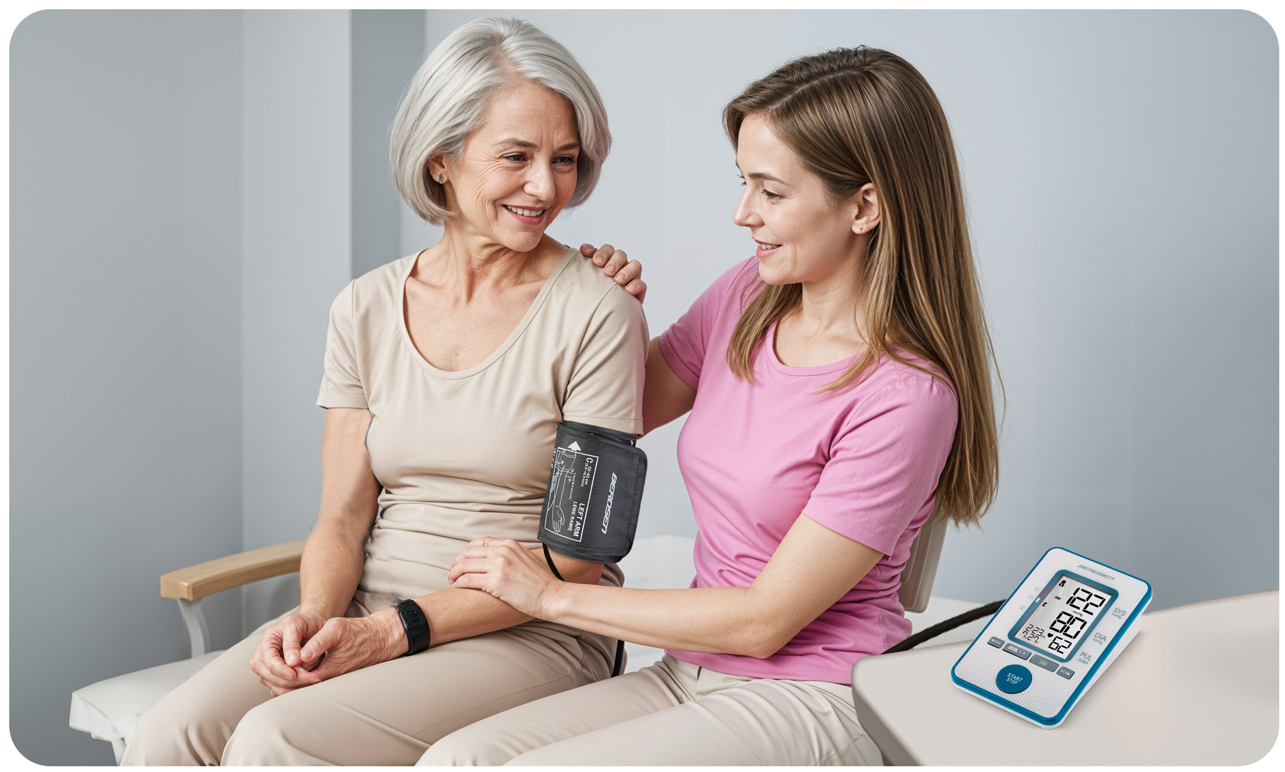 Starsza kobieta mierzy ciśnienie krwi młodszej kobiecie. Widoczny jest ciśnieniomierz.