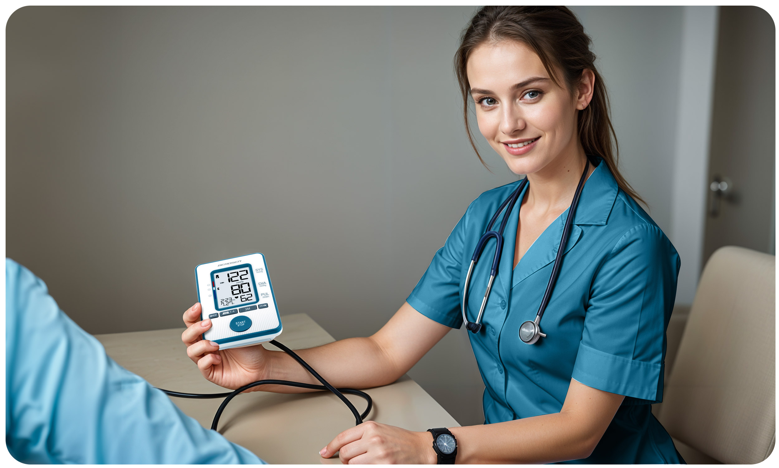 Uśmiechnięta pielęgniarka mierzy ciśnienie krwi pacjenta. Na stole znajduje się ciśnieniomierz.