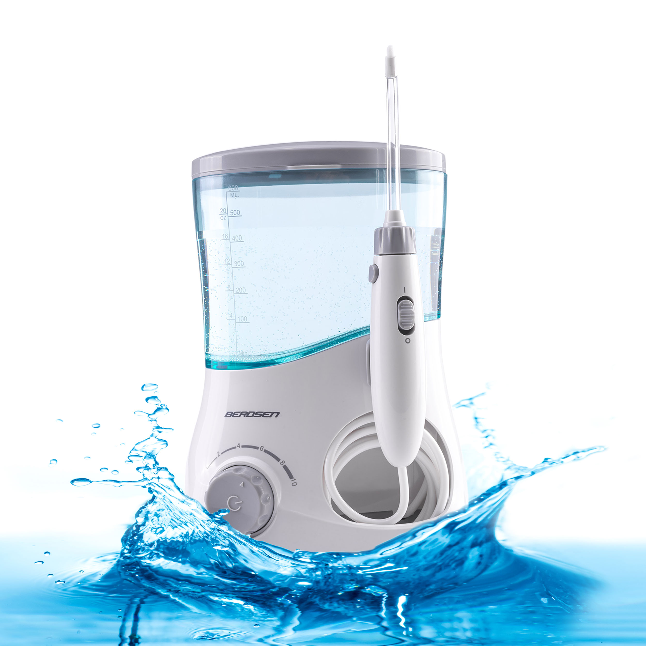 Biały irygator z rozpryskami wody. Irygator jest biały z niebieskimi akcentami. Woda rozpyla się wokół urządzenia.