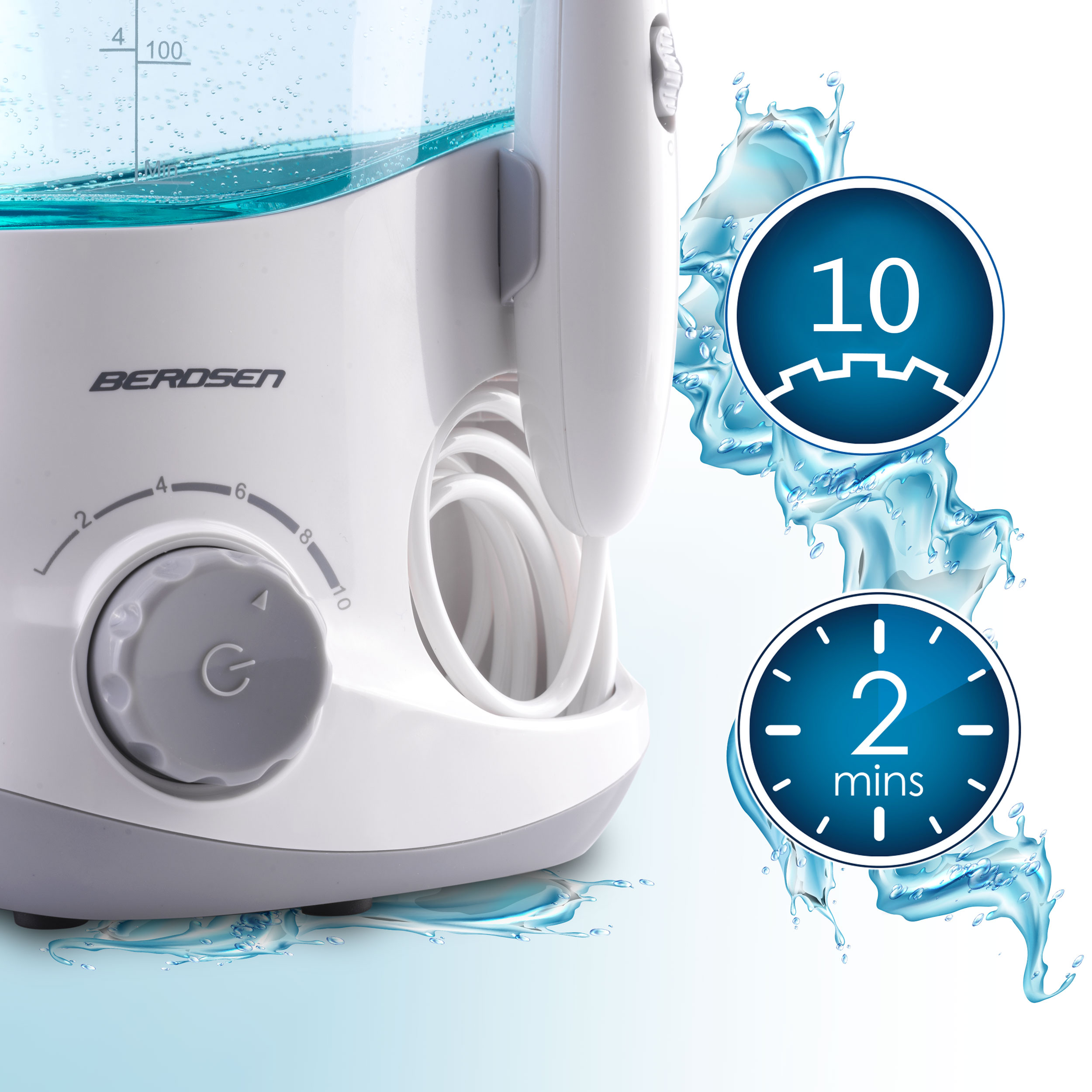 Zbliżenie irygatora z rozpryskami wody. Irygator jest biały z niebieskimi i szarymi detalami. Woda rozpryskuje się wokół.