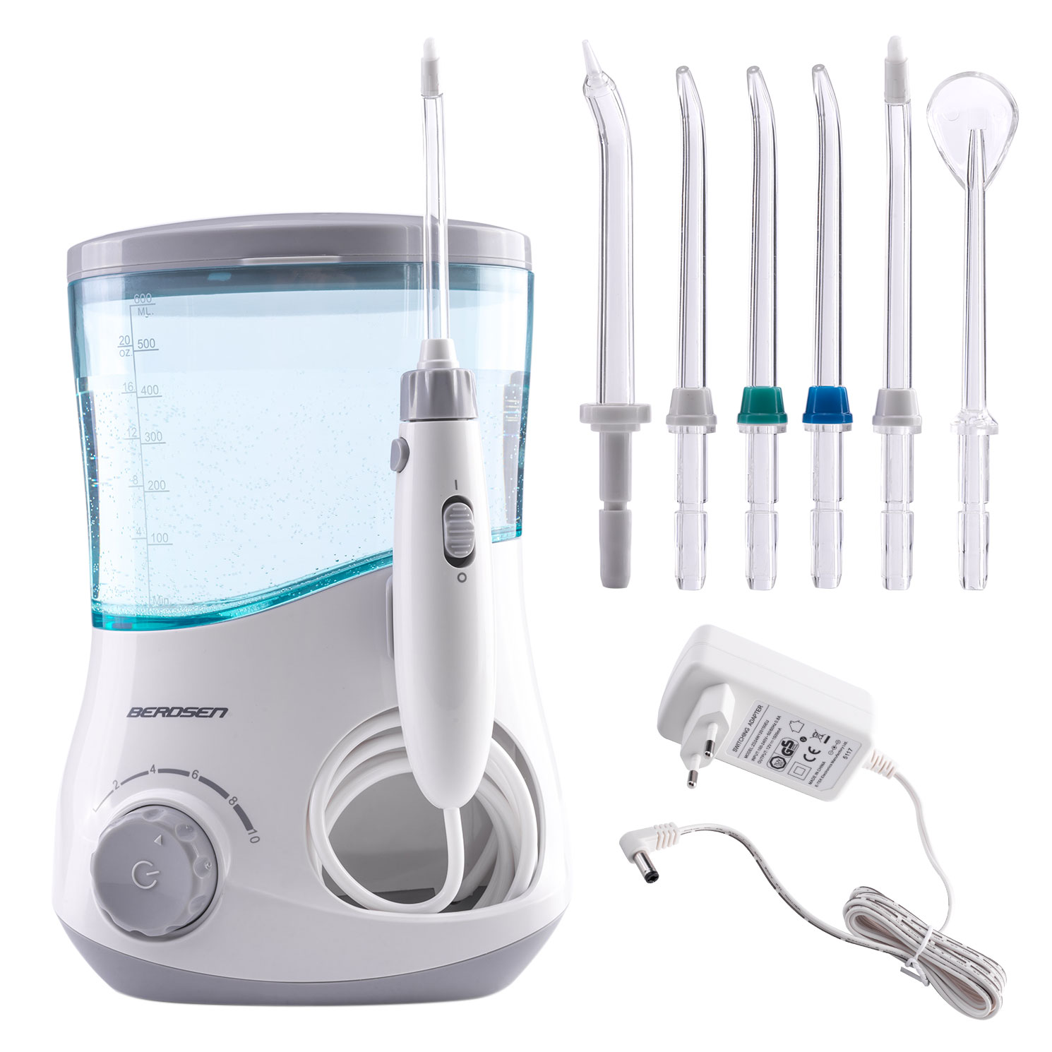 Irygator z akcesoriami i zasilaczem. Urządzenie ma zbiornik na wodę i jest białe.