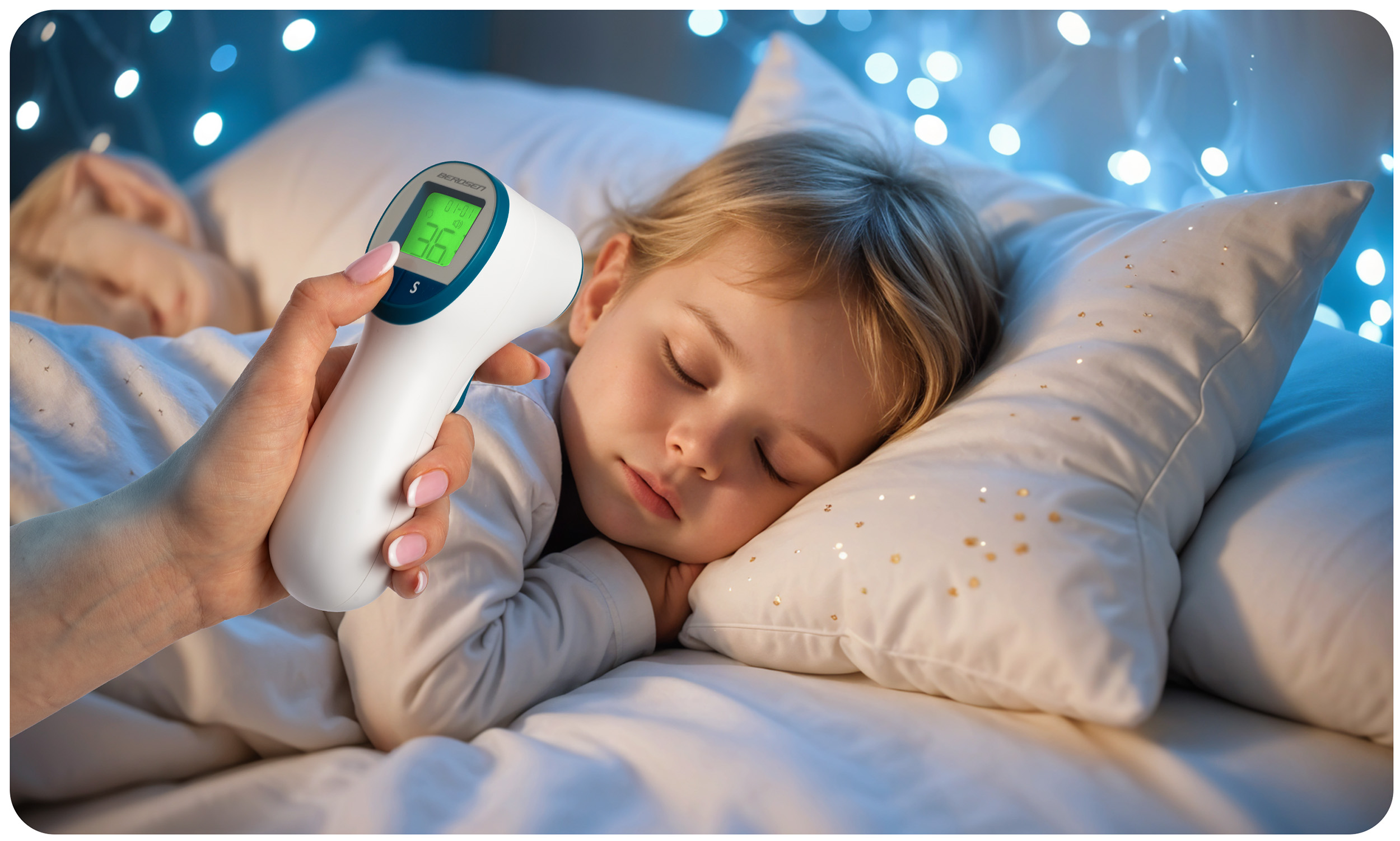 Ręka trzyma termometr przy śpiącym dziecku. Wyświetlacz pokazuje 36,9 stopni. Scena to sypialnia w nocy.