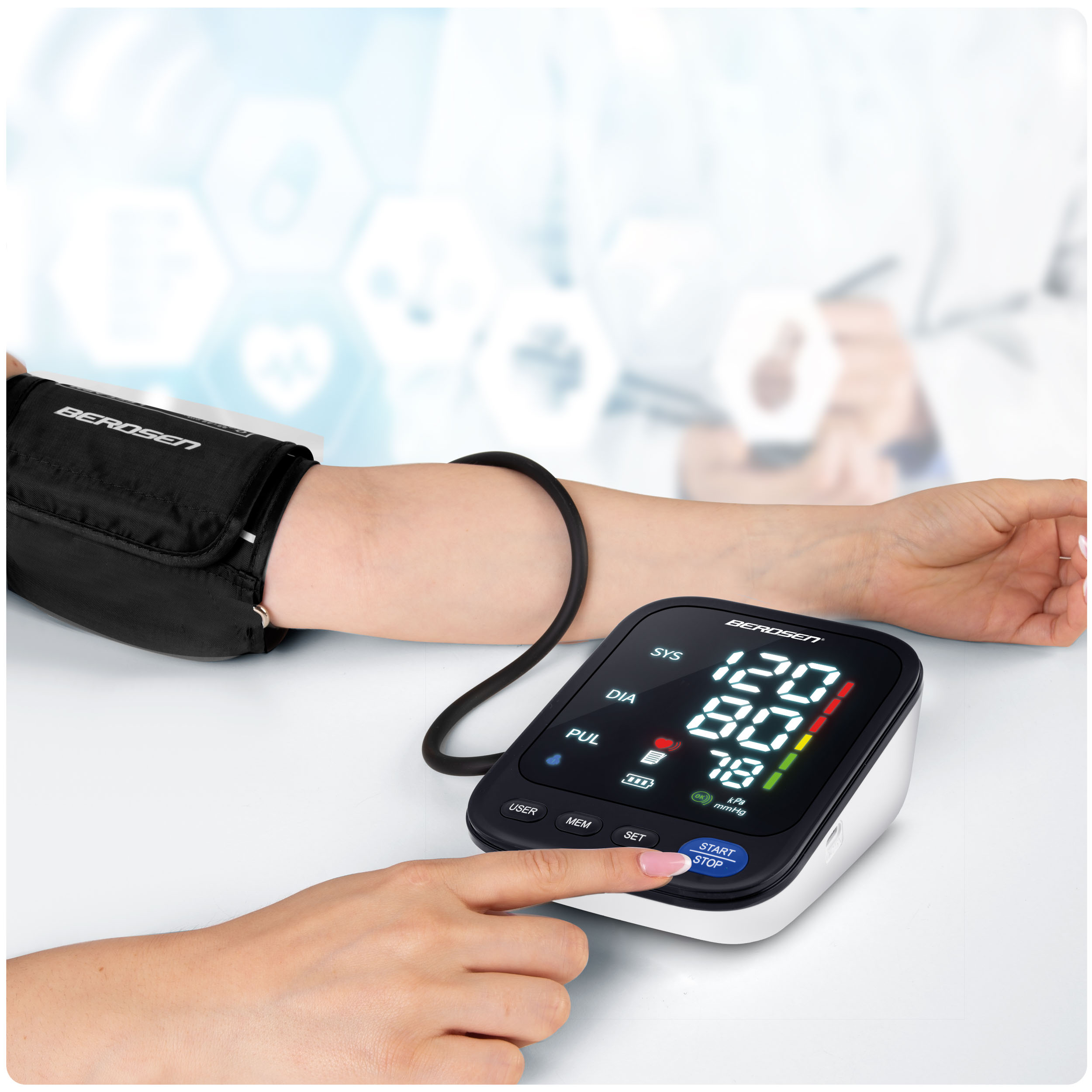 Osoba używa ciśnieniomierza Berosen. Wyświetlacz pokazuje 120/80 i puls 78. Osoba naciska przycisk.