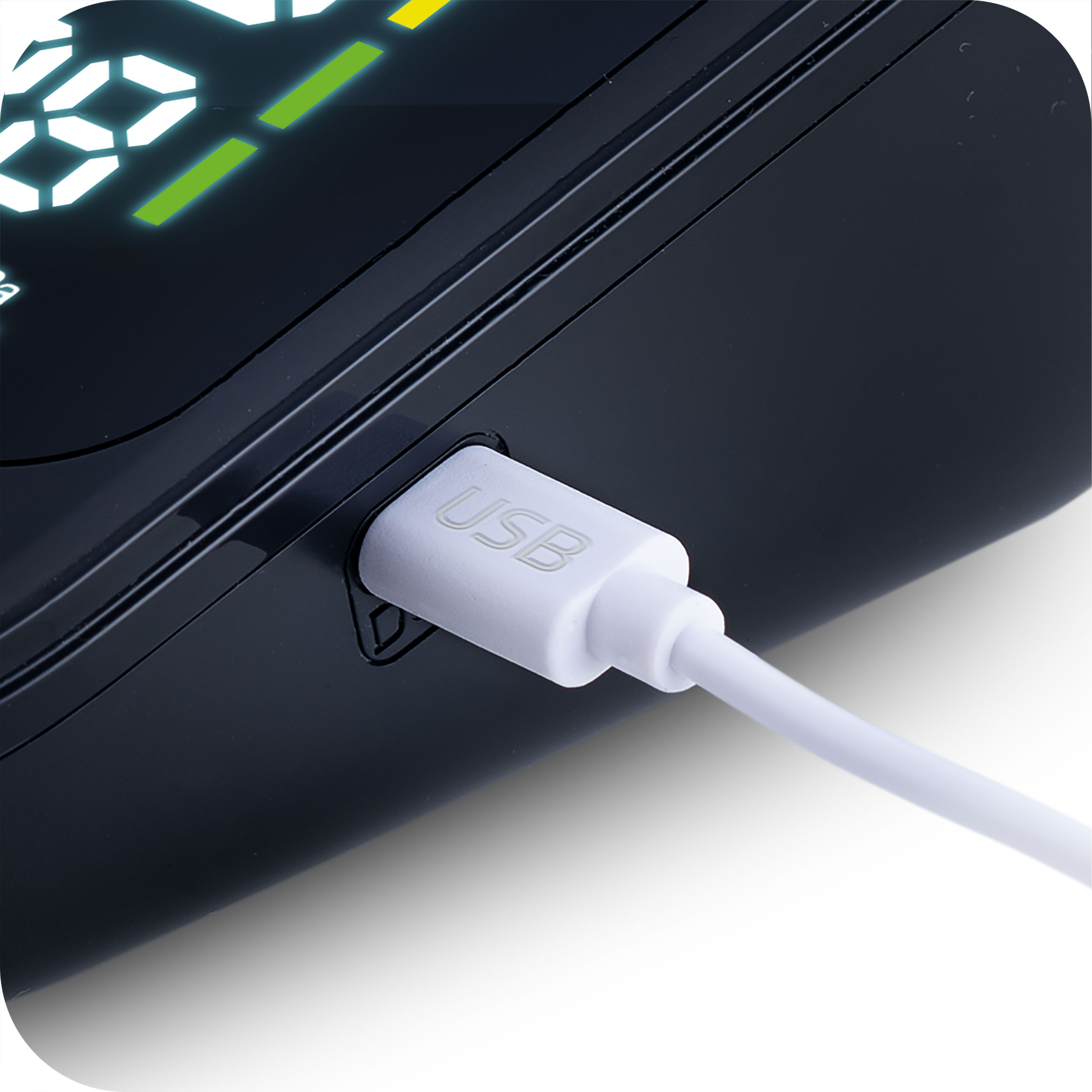 Kabel USB jest podłączony do ciśnieniomierza. Monitor jest czarny, z białym kablem USB.