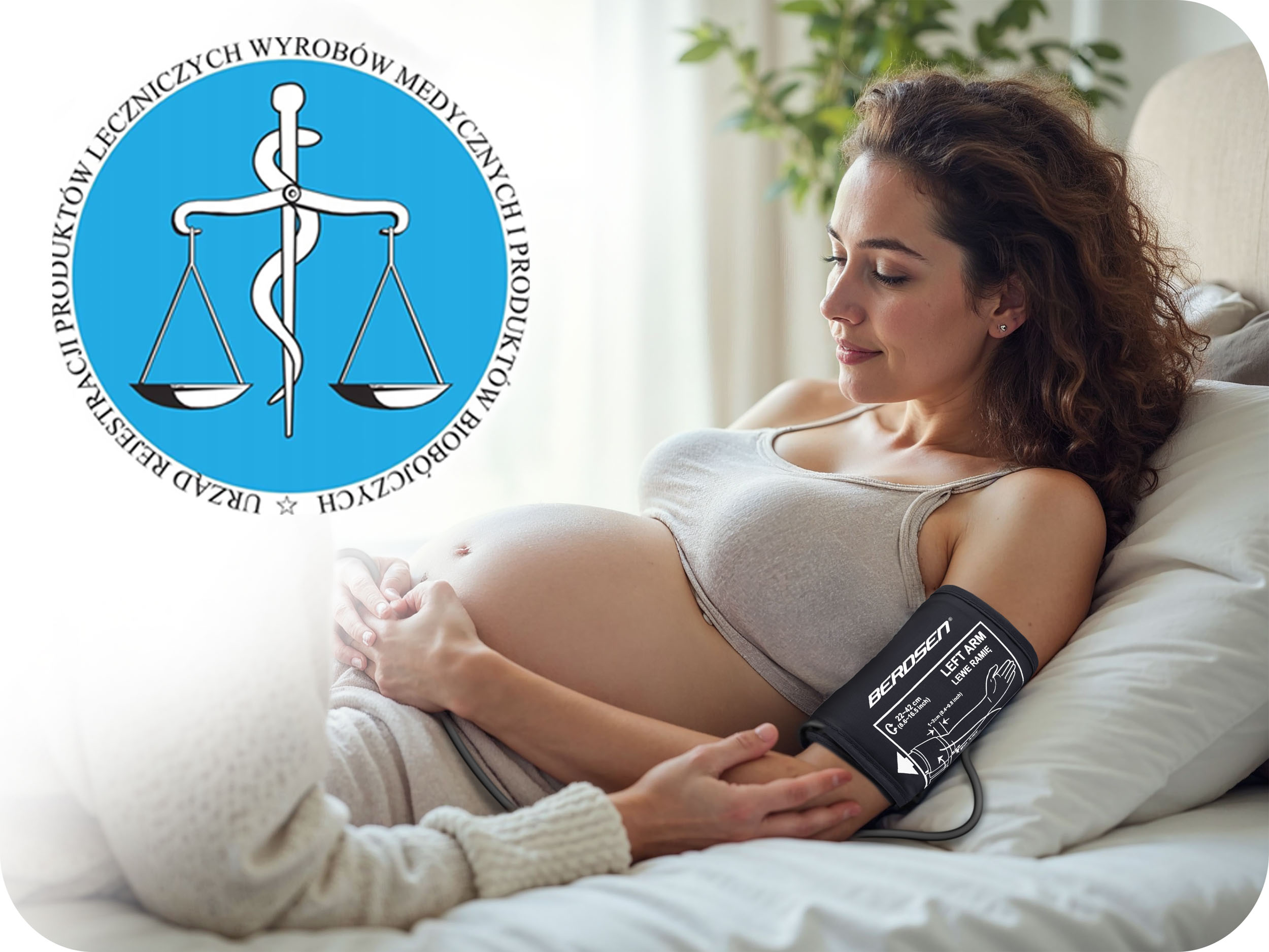 Kobieta w ciąży ma mierzone ciśnienie krwi. Kobieta zakłada jej mankiet na ramię.