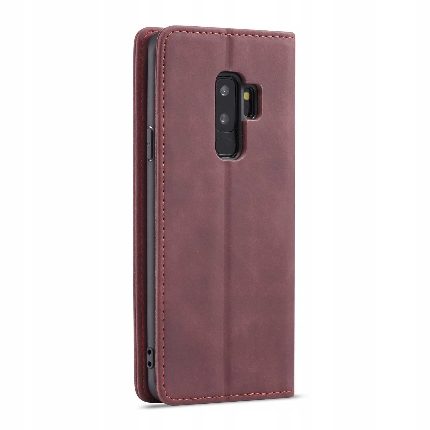 Bordowa obudowa telefonu, zamknięta. Telefon ma wiele aparatów z tyłu.