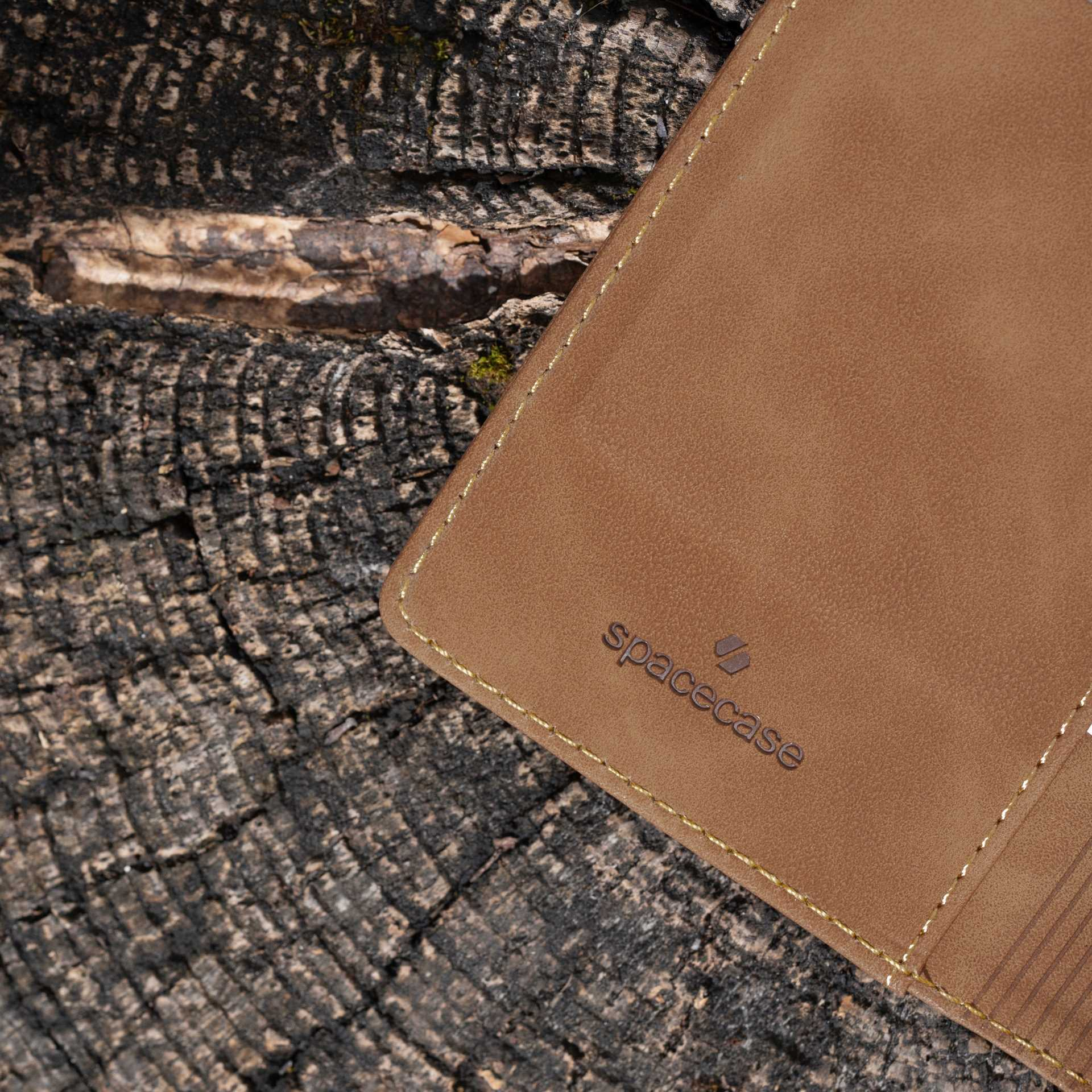 Zbliżenie brązowego skórzanego etui na teksturowanej drewnianej powierzchni.