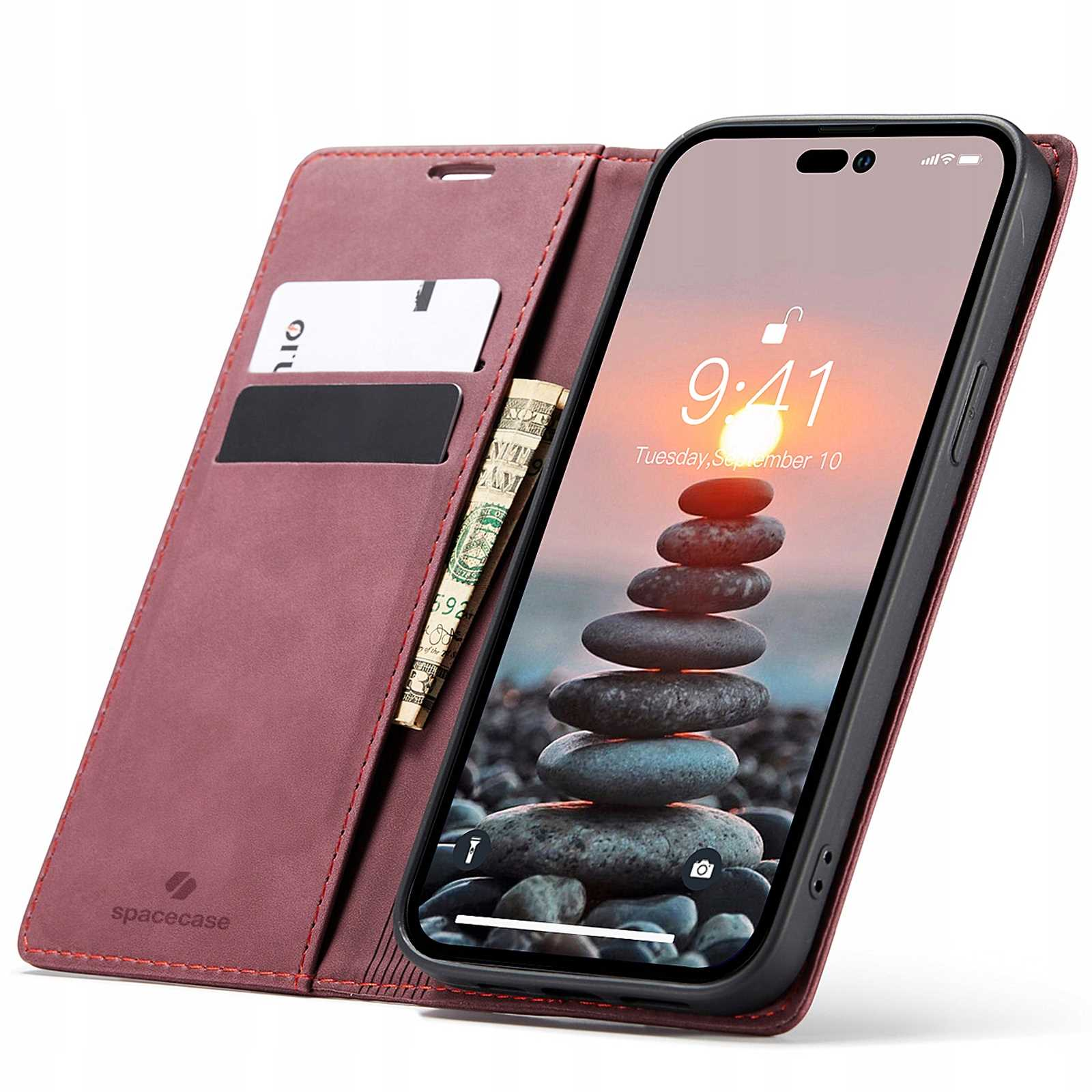 Bordowe etui na telefon, otwarte, z telefonem w środku. Pokazuje kartę i gotówkę. Tłem jest scena zachodu słońca.
