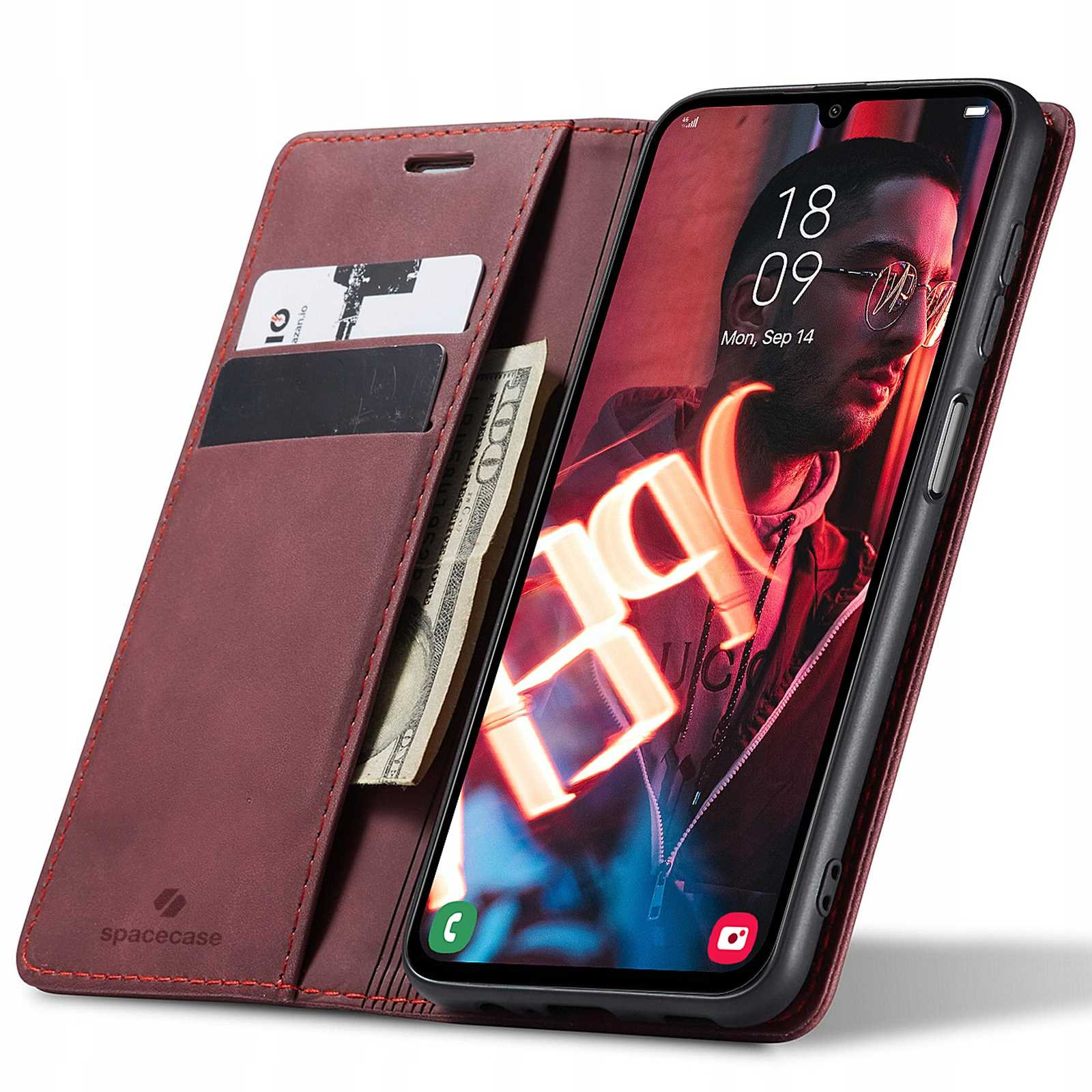 Bordowe etui na telefon z kartami, pieniędzmi i telefonem wyświetlającym obraz mężczyzny.