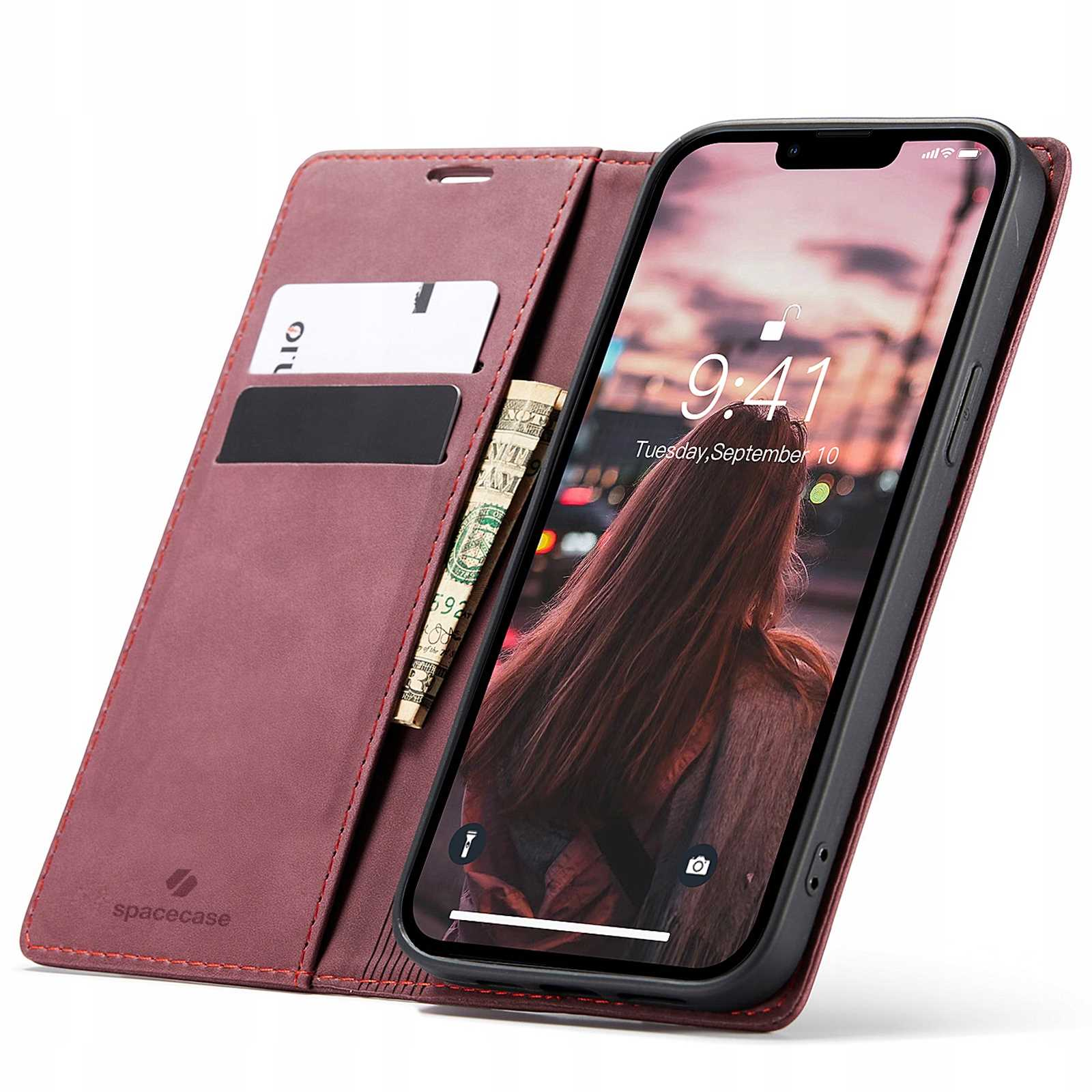 Czerwonobrązowe etui na telefon, otwarte, z telefonem pokazującym ekran. Widoczna gotówka i karty.