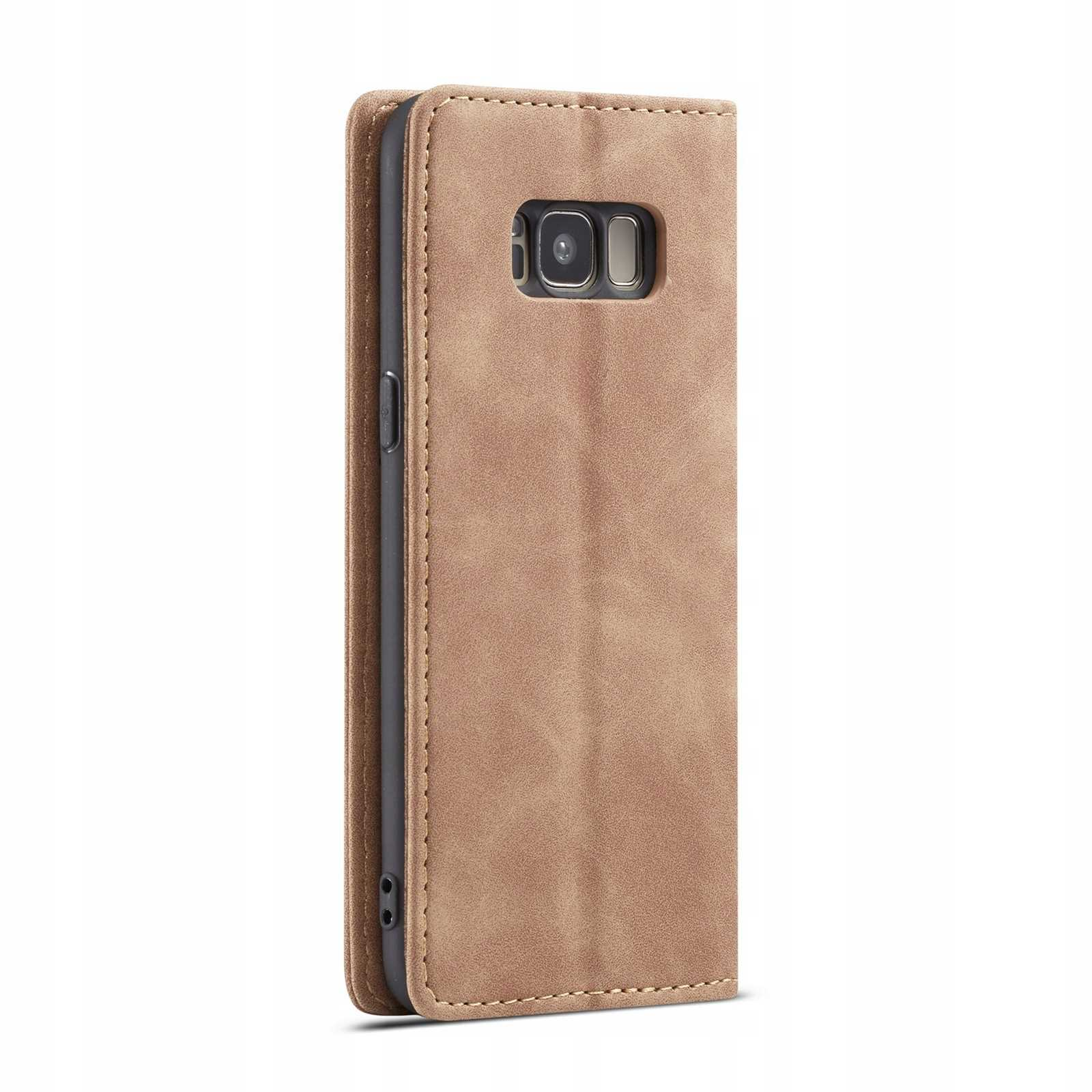 Brązowe skórzane etui na telefon, zamknięte, z aparatem i logo.