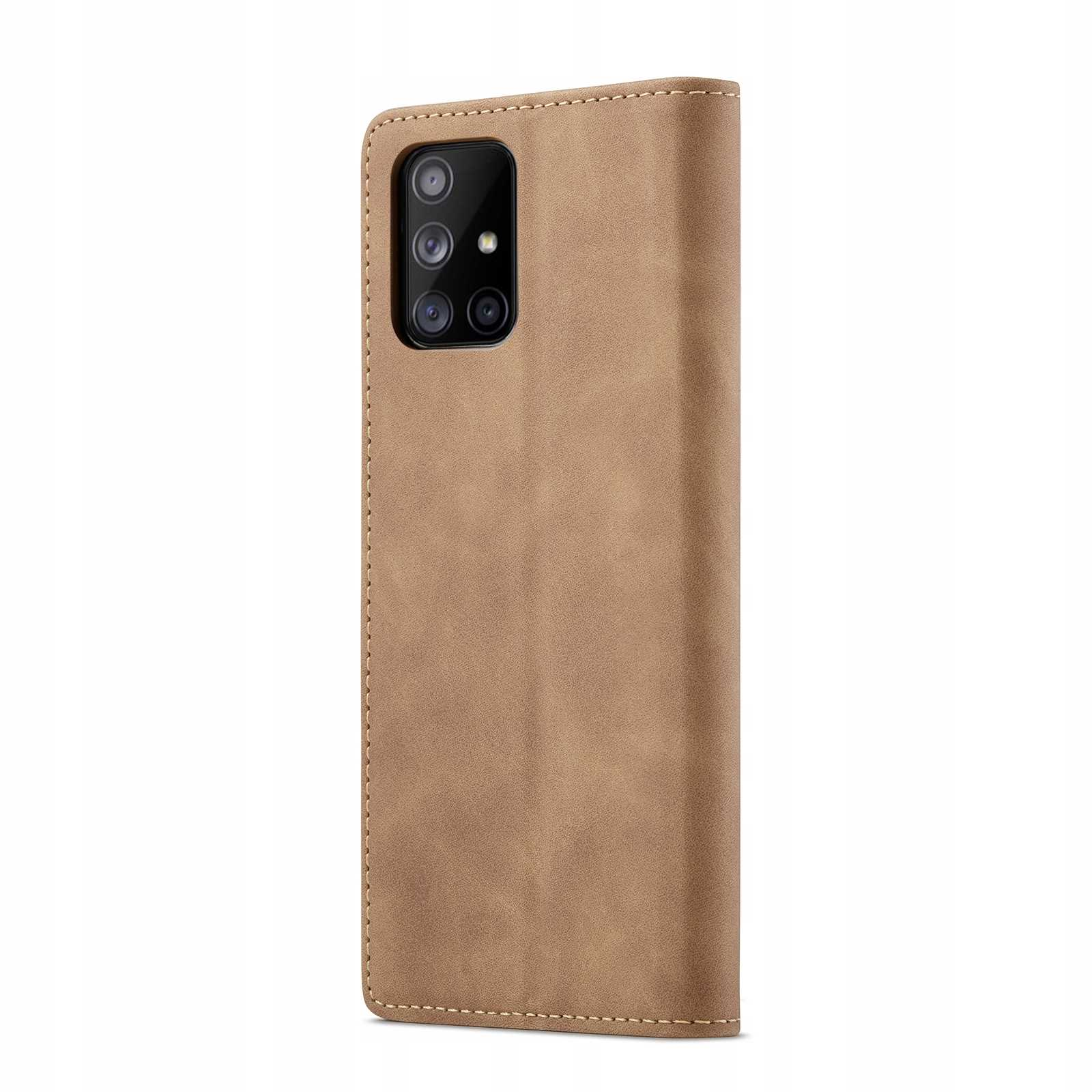 Brązowe skórzane etui na telefon, zamknięte. Telefon ma trzy aparaty. Etui leży na białej powierzchni.