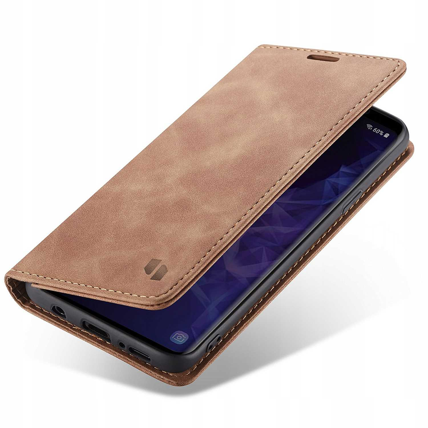 Brązowe skórzane etui na telefon z telefonem w środku. Ekran telefonu jest włączony. Etui jest otwarte.