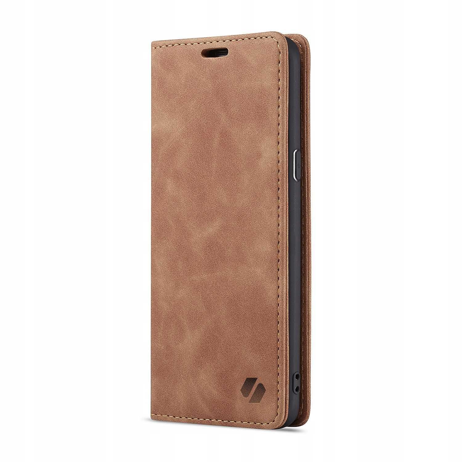 Brązowe skórzane etui na telefon jest zamknięte, z widocznym logo i szwami. Tło jest białe.