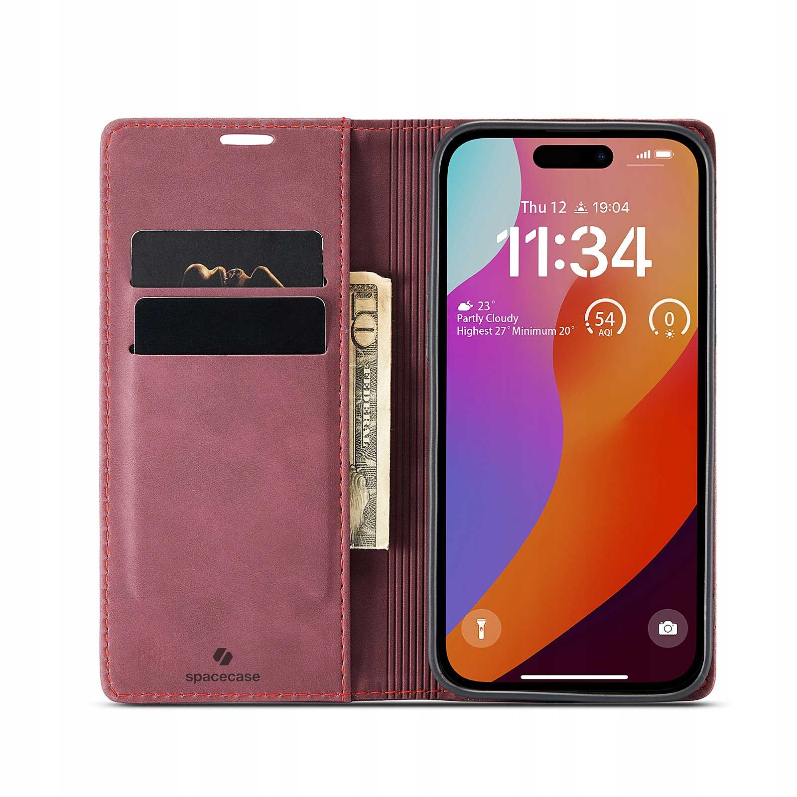 Bordowe etui na telefon z telefonem pokazującym godzinę. Są przegródki na karty i banknot dziesięciodolarowy.