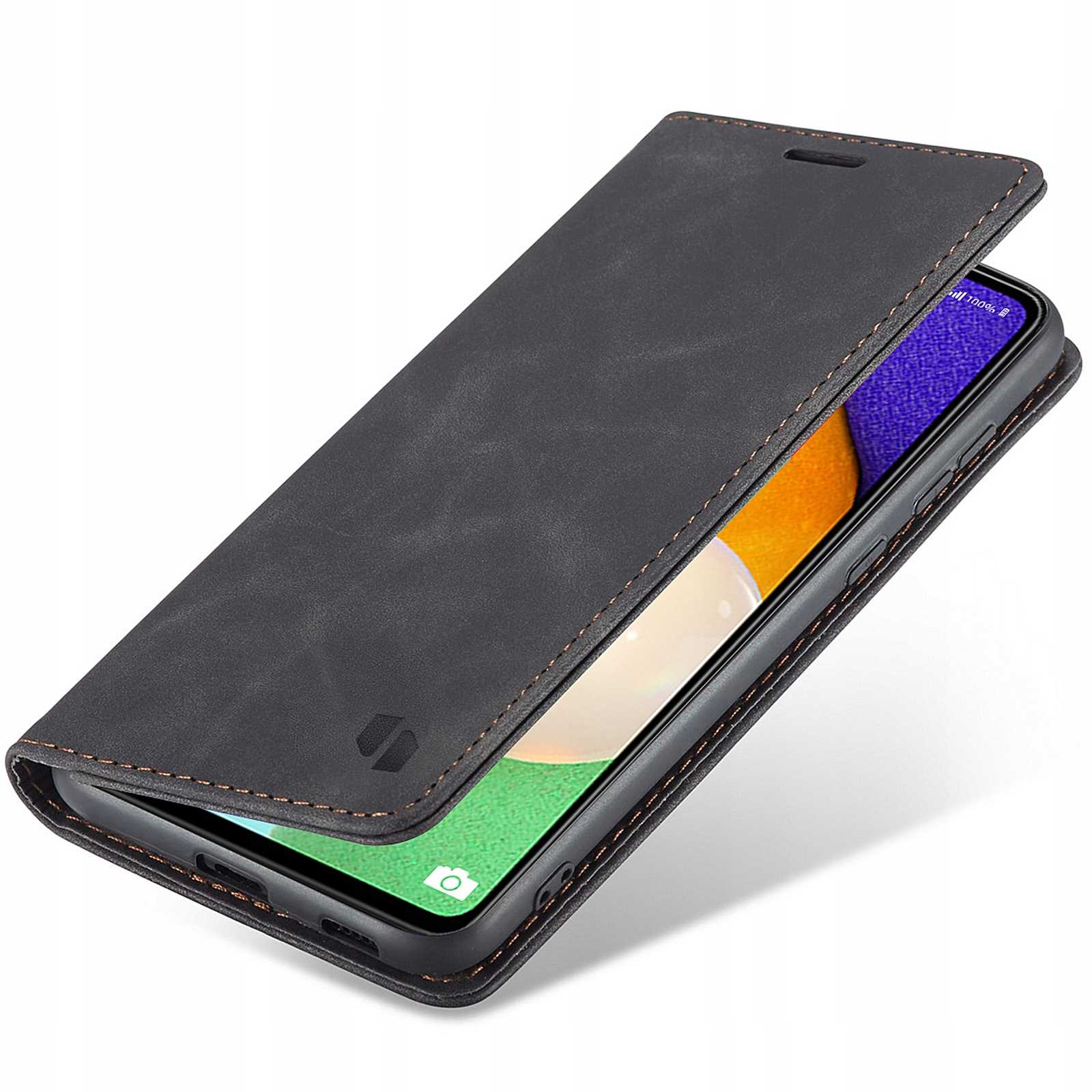 Czarne skórzane etui na telefon otwarte, pokazujące ekran telefonu. Ma magnetyczne zamknięcie i logo. Brązowe przeszycia.