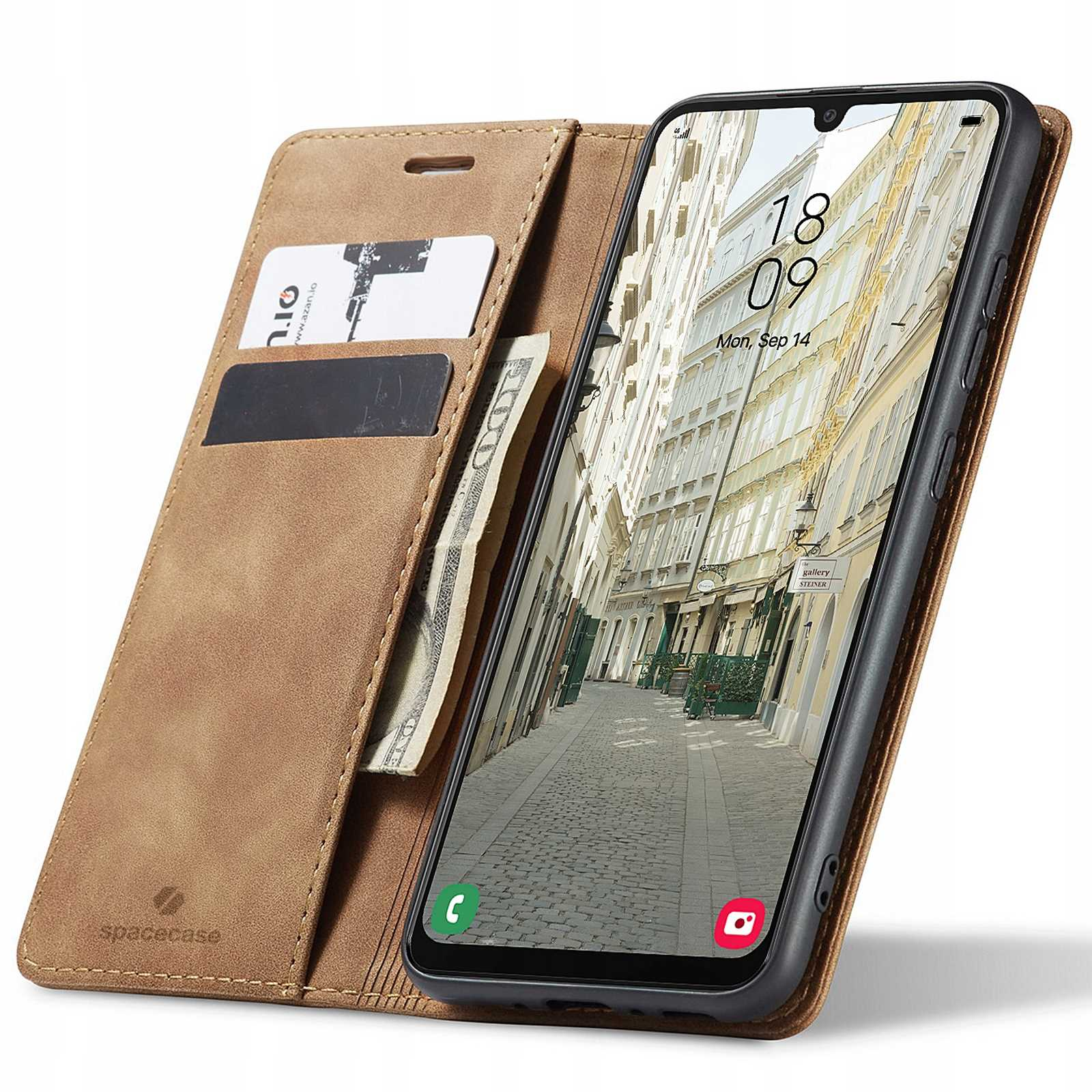 Brązowe etui na telefon z telefonem w środku, pokazujące scenę uliczną i karty kredytowe. Telefon wyświetla godzinę.