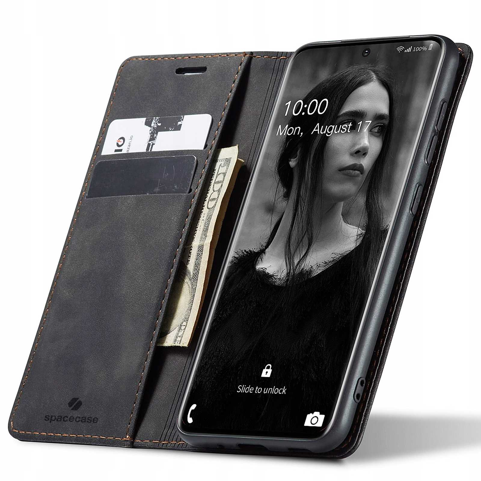 Czarne etui na telefon z telefonem pokazującym twarz kobiety. Etui otwarte, z kartami i pieniędzmi. Godzina: 10:00, data: 17 sierpnia.