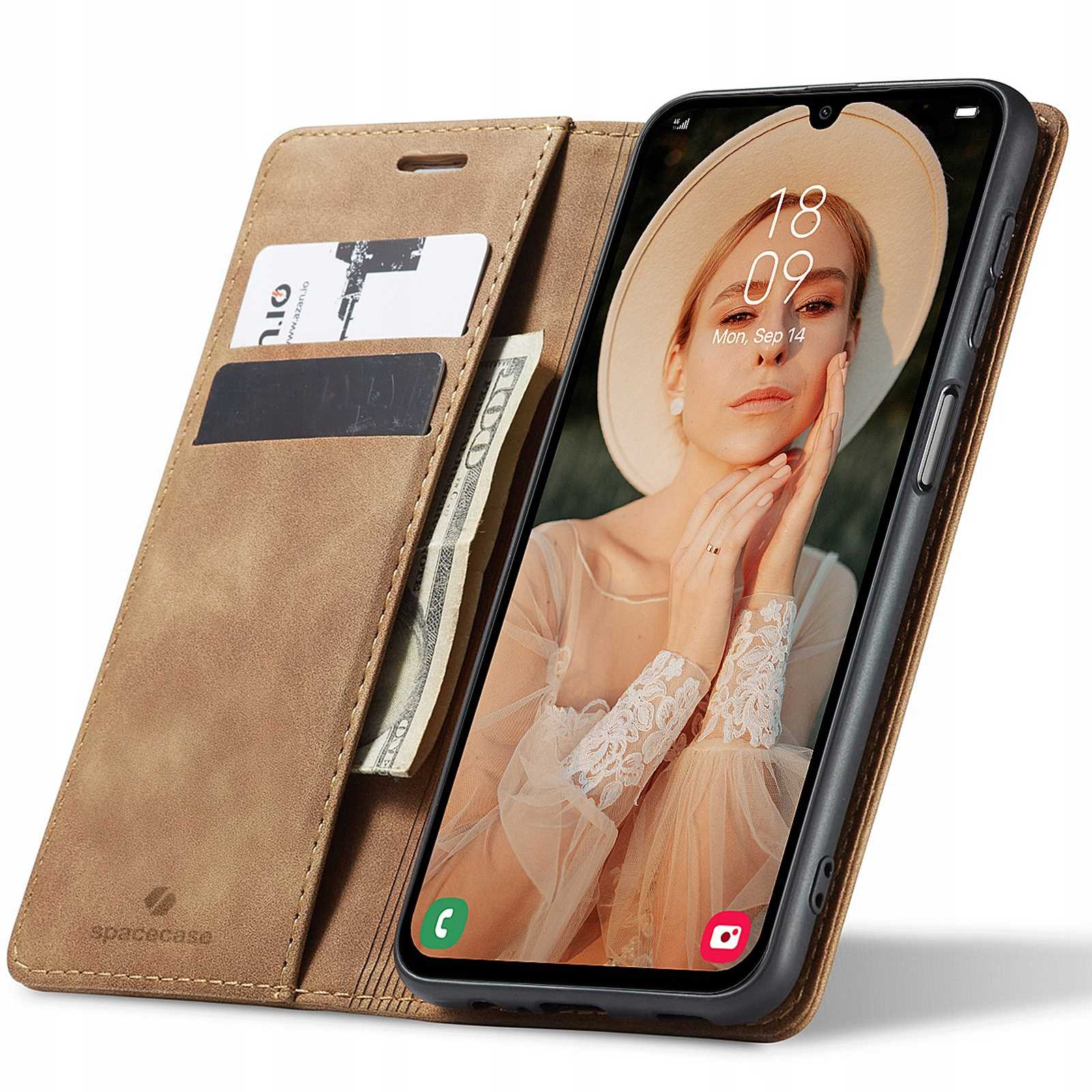 Brązowe skórzane etui na telefon, otwarte, z widocznym telefonem, kartami i gotówką. Telefon wyświetla kobietę.