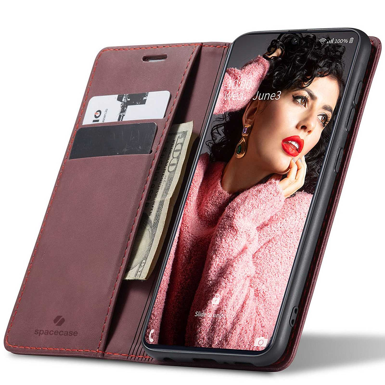 Otwarta bordowa obudowa z telefonem, kartą i pieniędzmi. Twarz kobiety na ekranie.