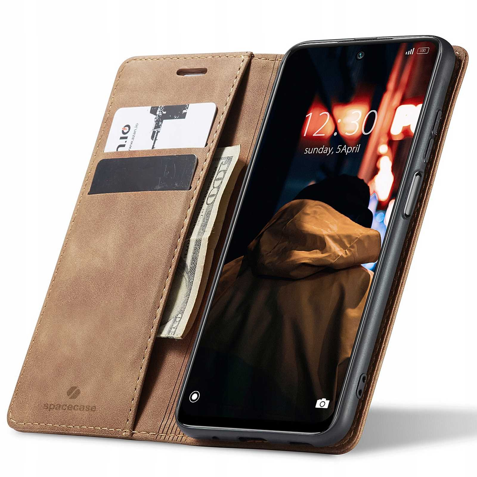 Brązowe etui na telefon otwarte, ukazujące telefon z miejscami na karty, gotówką i osobą na ekranie.