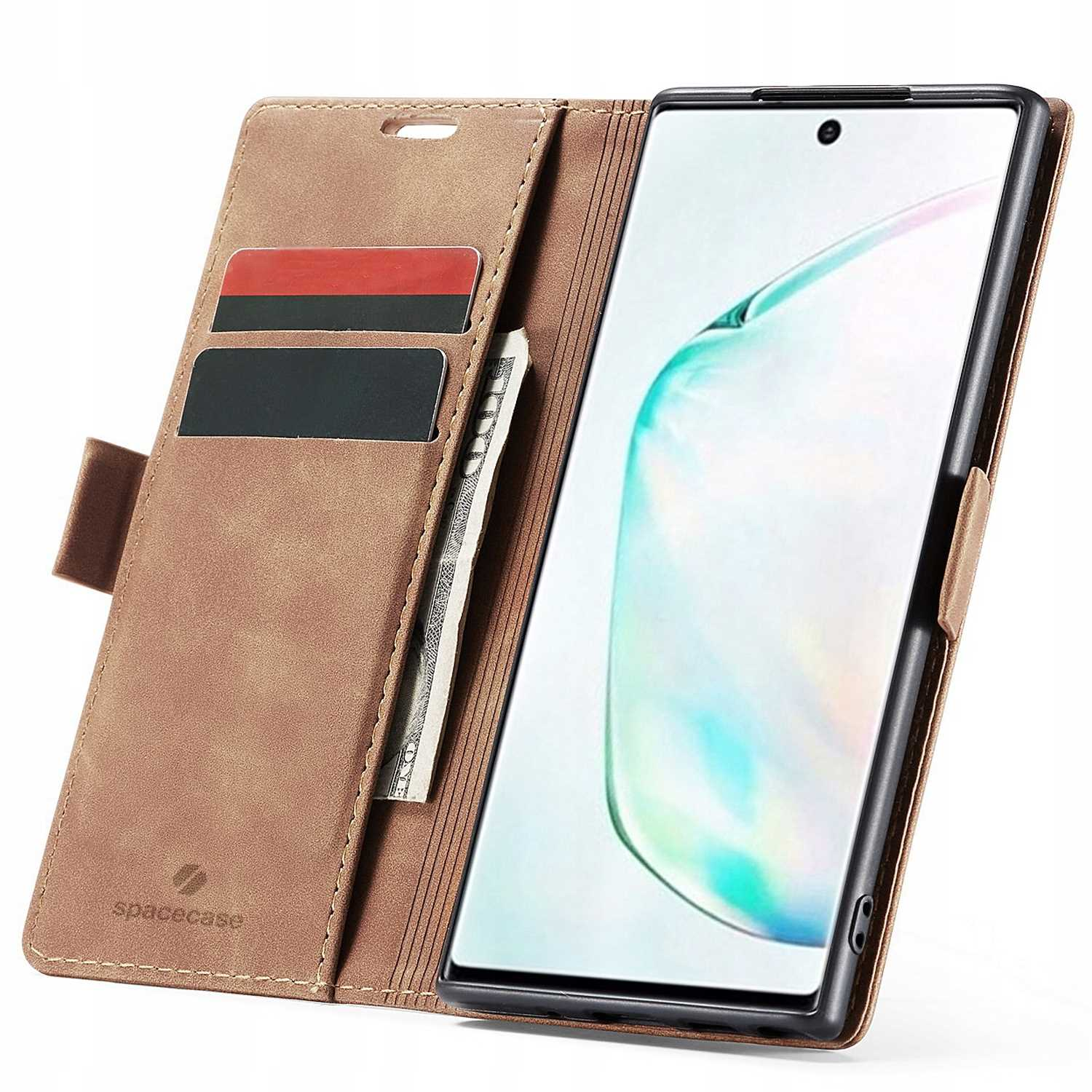 Brązowe etui na telefon z telefonem i kartami w środku. Widoczny jest również banknot. Telefon jest otwarty.
