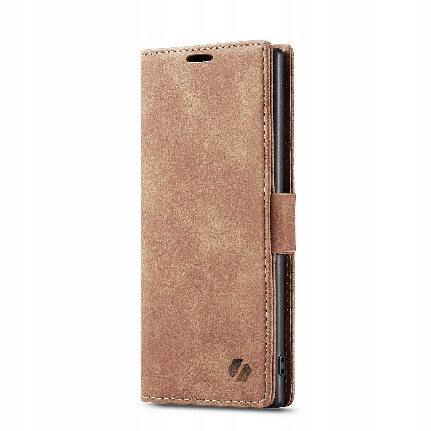 Brązowe etui na telefon. Etui jest zamknięte i ma logo. Tło jest białe.