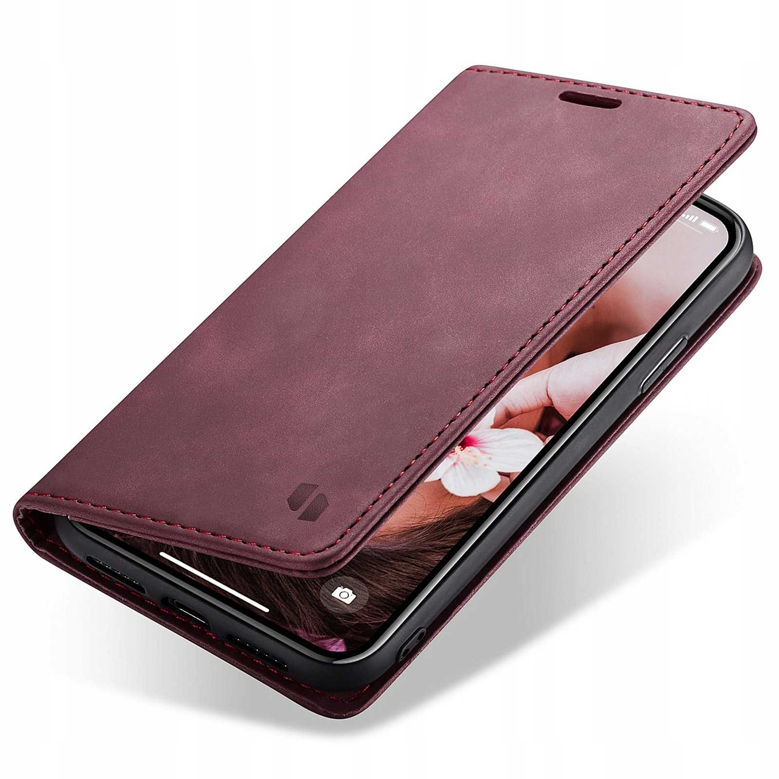 Bordowe etui na telefon otwarte, pokazujące telefon. Telefon wyświetla twarz kobiety, etui ma logo.