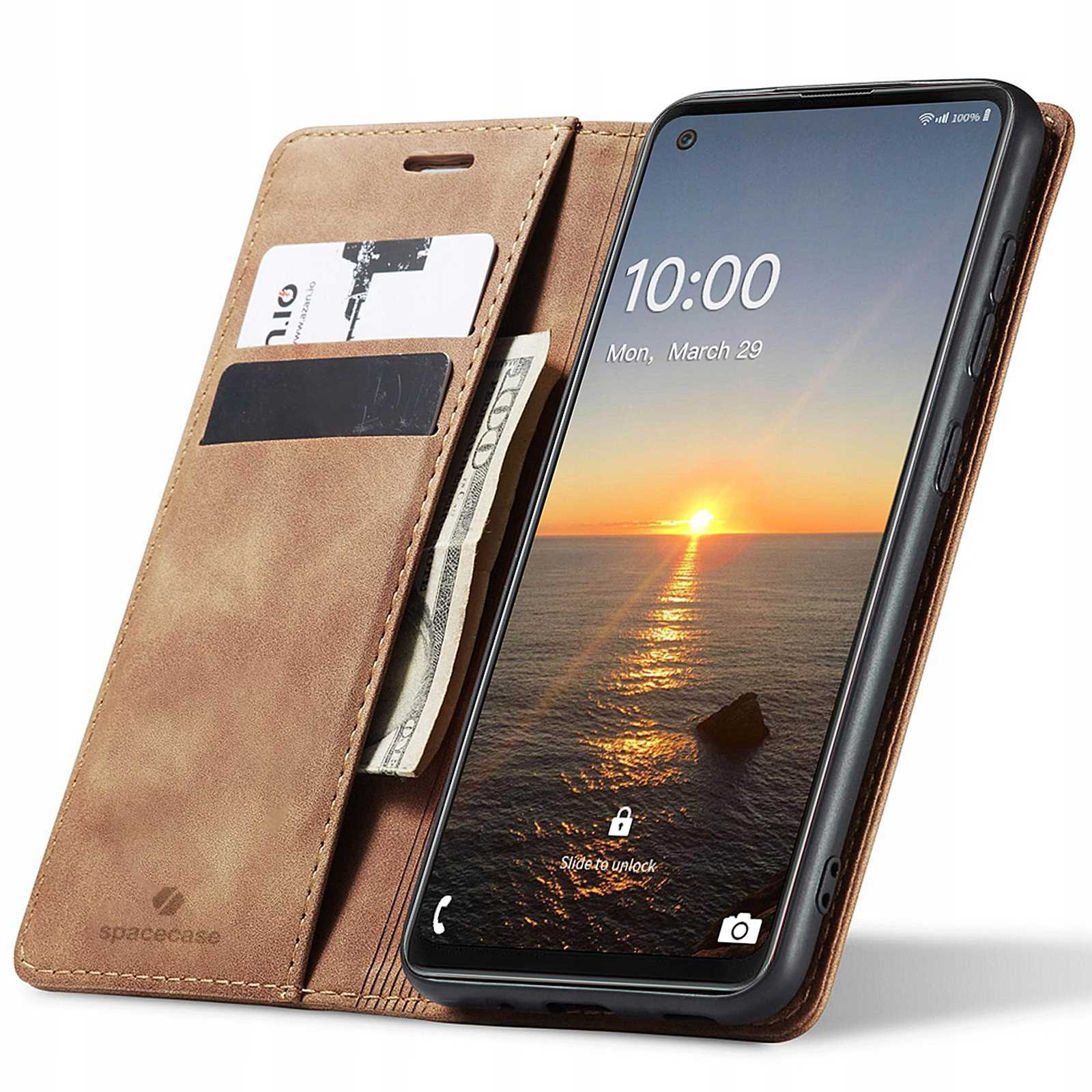 Otwarty brązowy futerał na telefon, odsłaniający ekran telefonu. Ekran wyświetla zachód słońca nad oceanem.