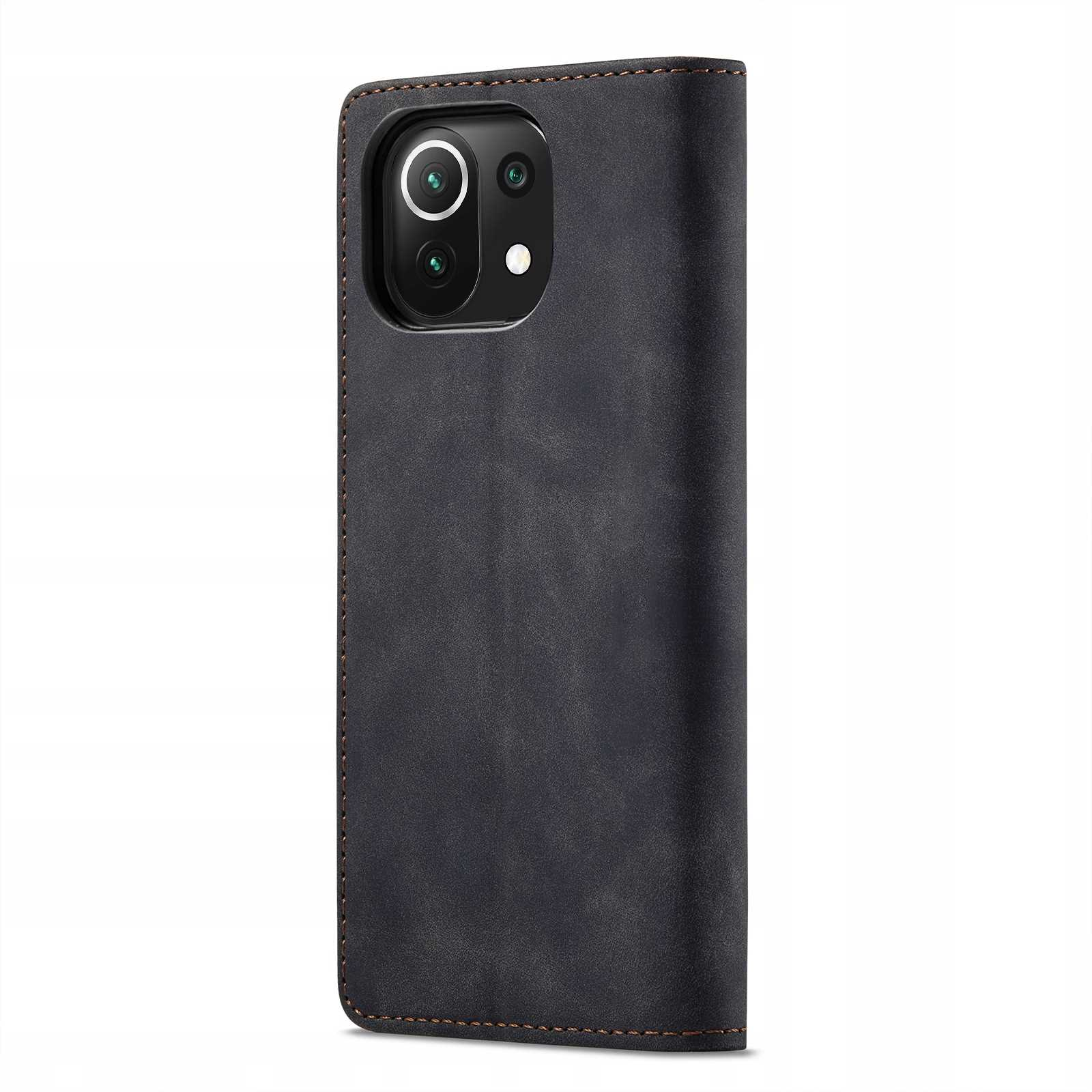 Zamknięte czarne etui na telefon. Widoczne obiektywy aparatu. Widoczne brązowe szwy.